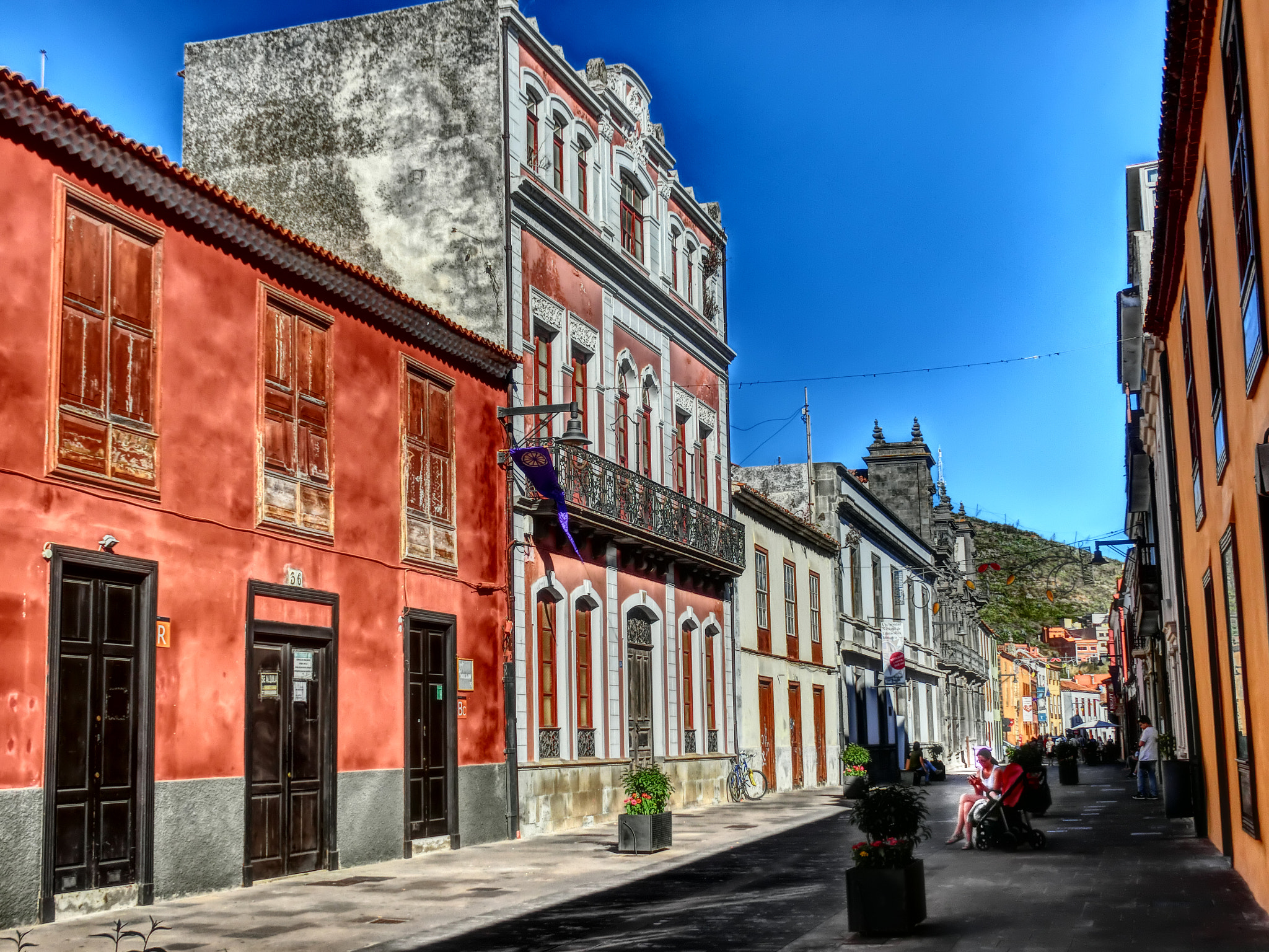 CASIO EX-ZR500 sample photo. Colorful street la laguna photography