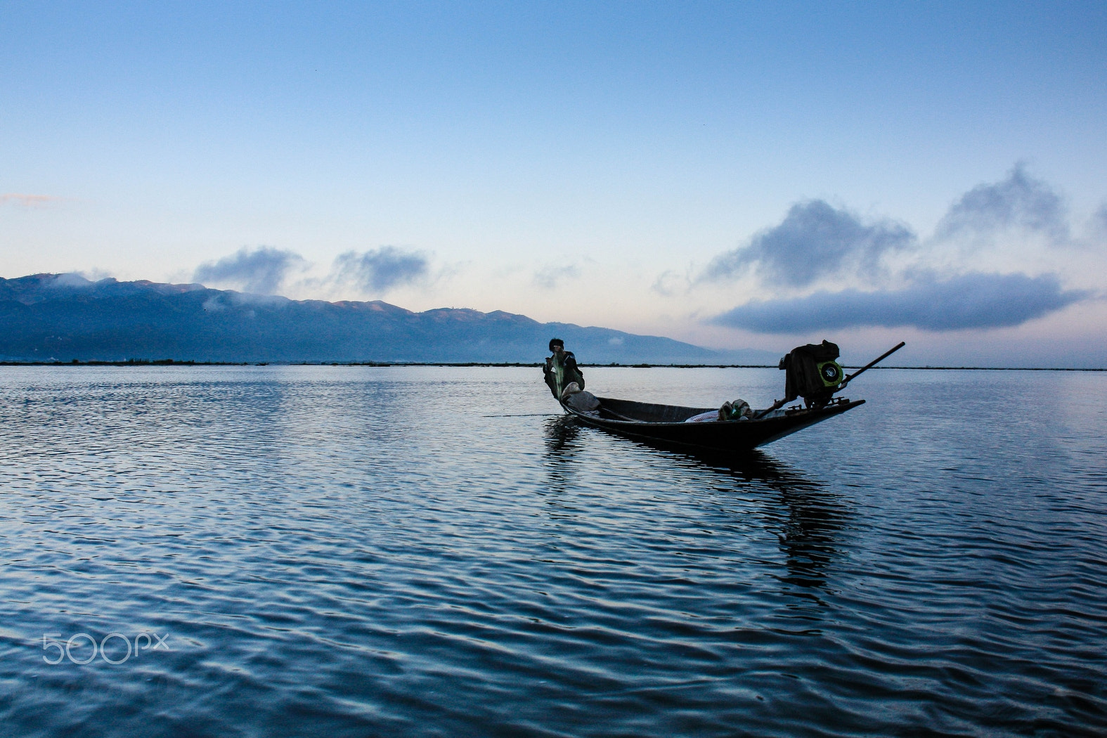 Canon EOS 450D (EOS Rebel XSi / EOS Kiss X2) sample photo. Inle lake boat photography
