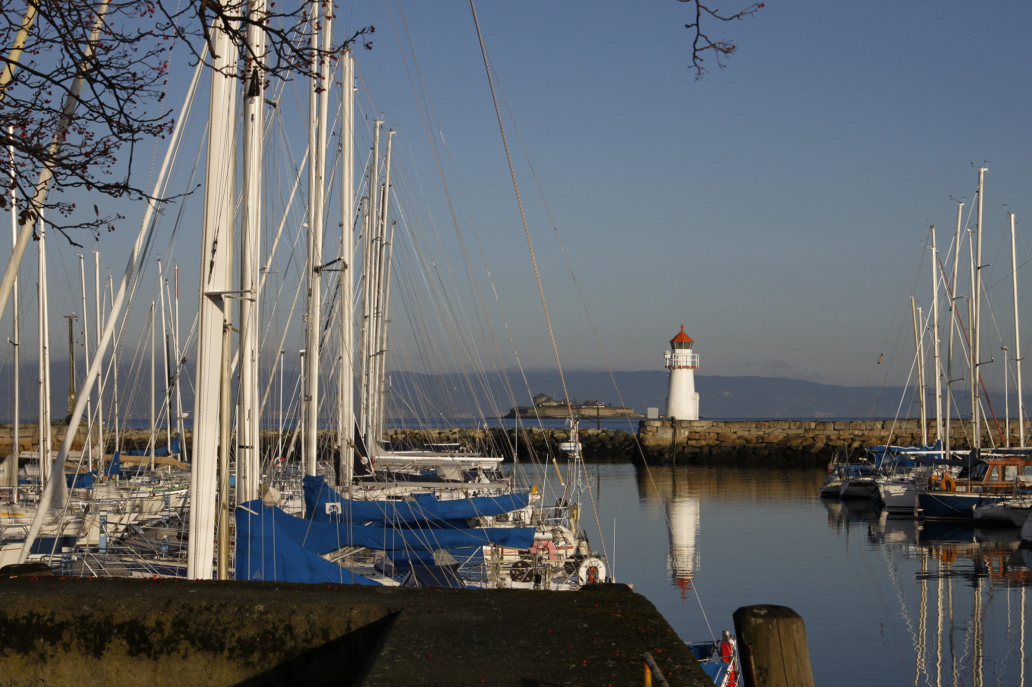 Canon EOS 500D (EOS Rebel T1i / EOS Kiss X3) sample photo. Lighthouse at seashore photography