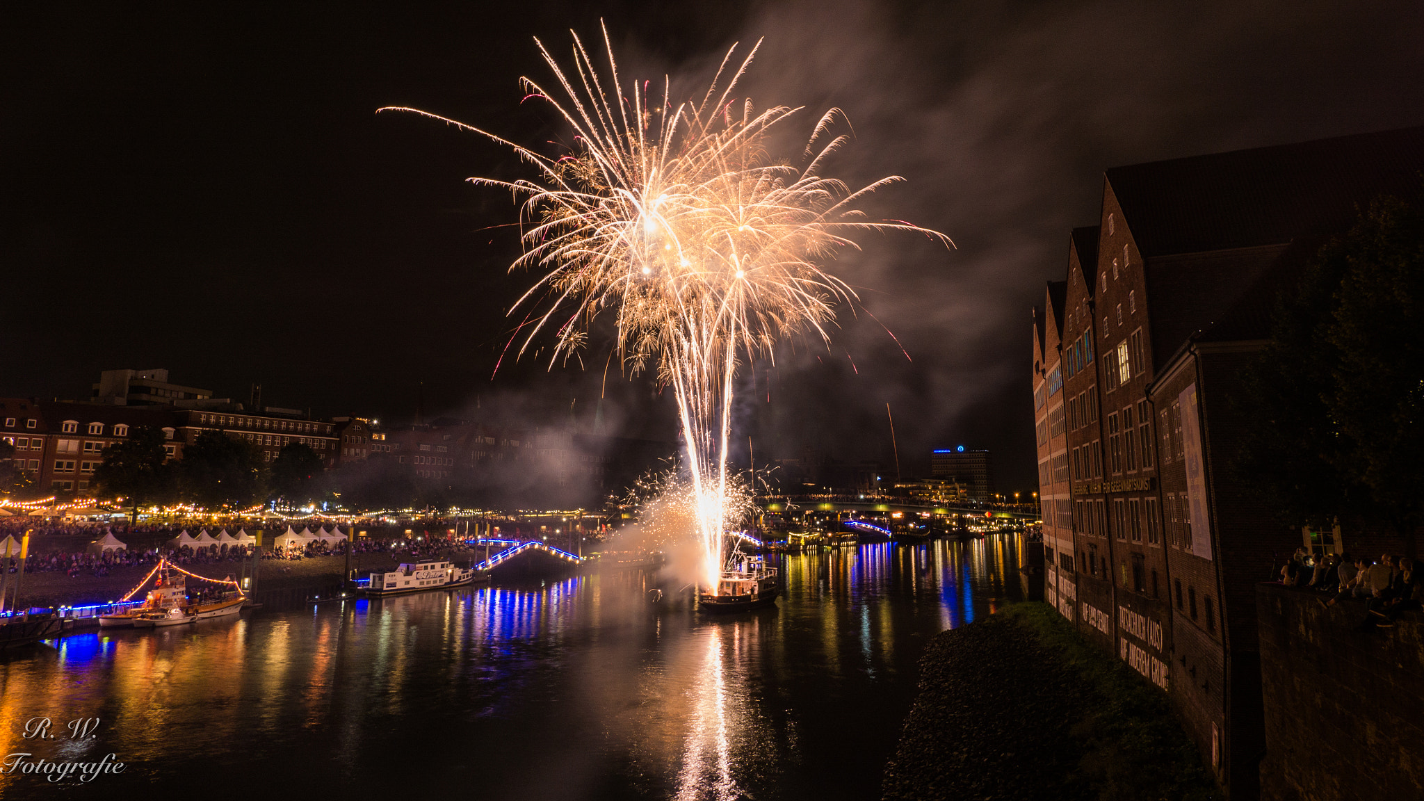 Panasonic Lumix DMC-GH3 + Panasonic Lumix G Vario 7-14mm F4 ASPH sample photo. Feuerwerk photography