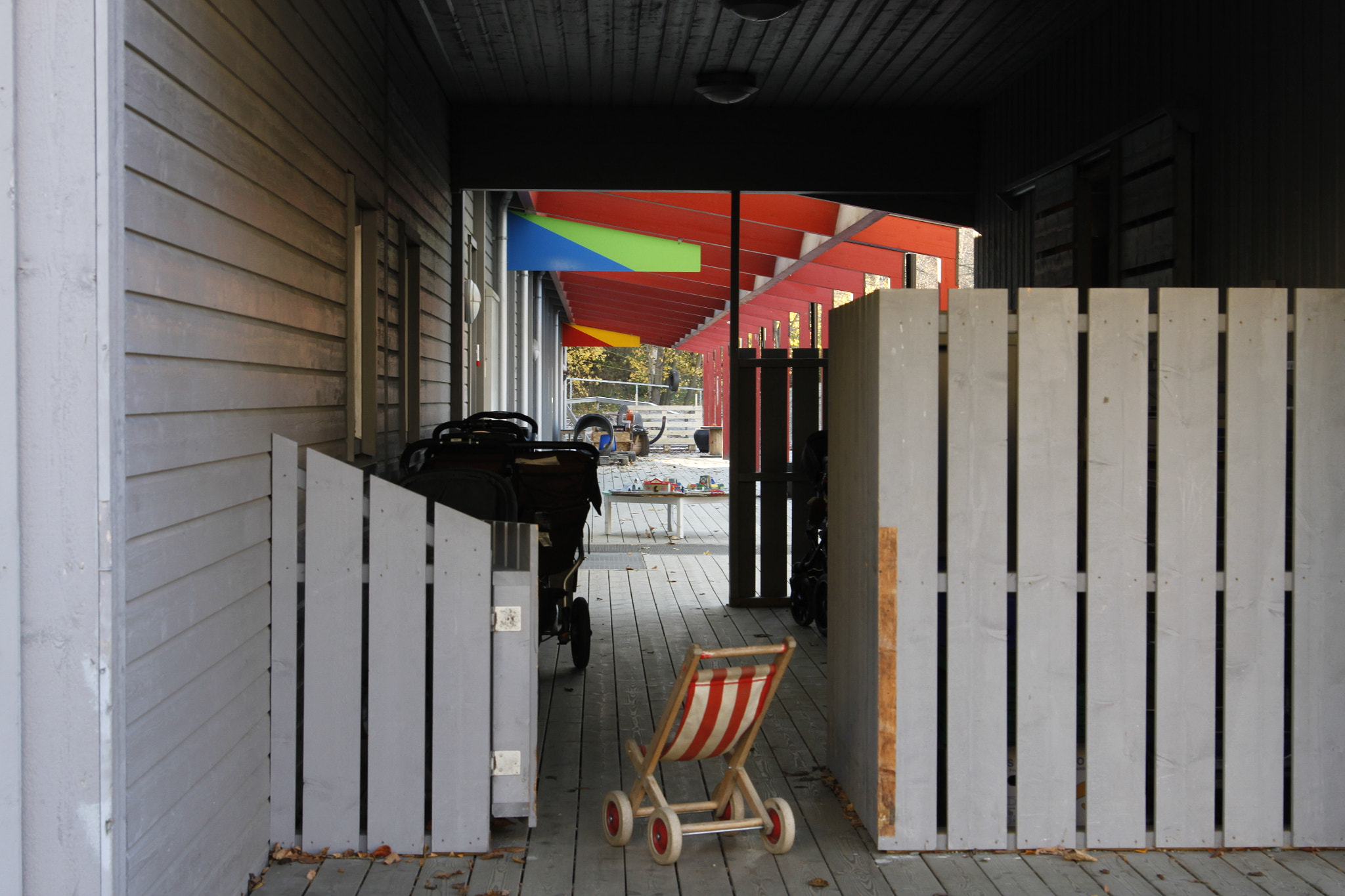 Canon EOS 500D (EOS Rebel T1i / EOS Kiss X3) sample photo. Doorway of kindergarten photography