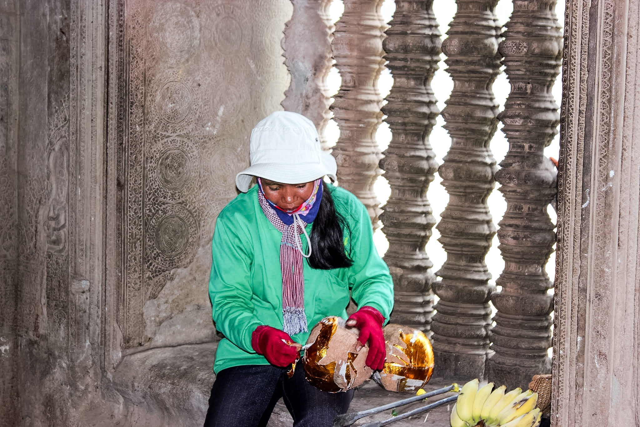 Canon EF-S 18-55mm F3.5-5.6 III sample photo. Inside angkor wat photography