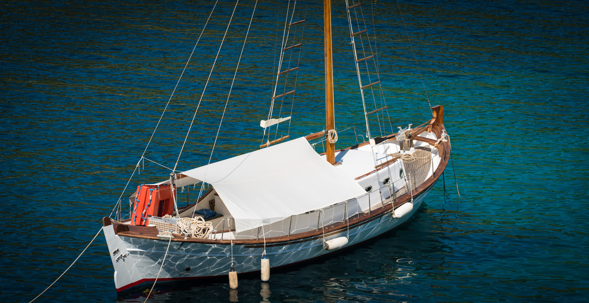 Sony a7S + Sony FE 70-200mm F4 G OSS sample photo. Beatiful boat photography