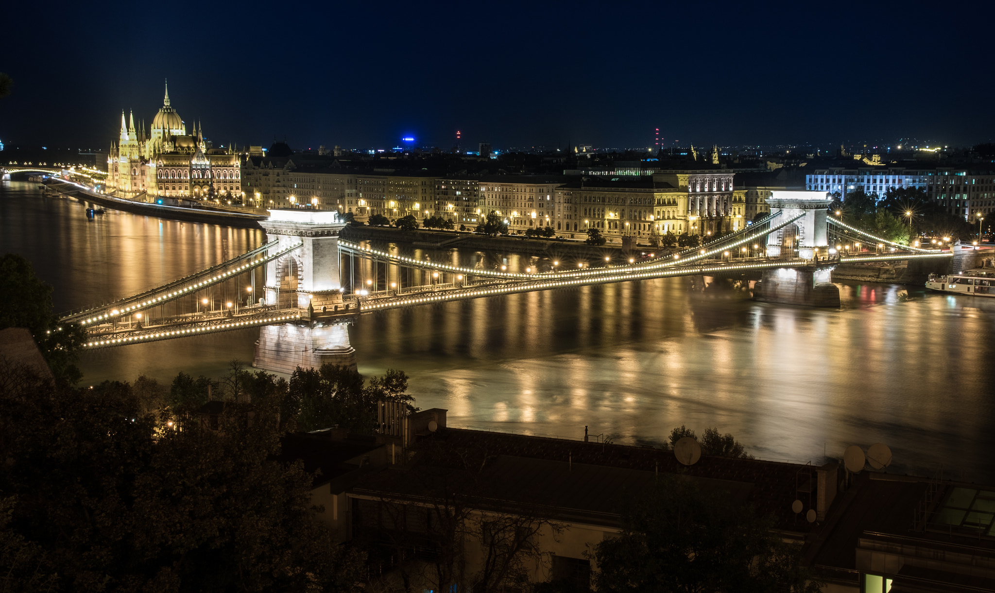 Fujifilm X-T10 + ZEISS Touit 32mm F1.8 sample photo. Budapest széchenyi chain bridge photography