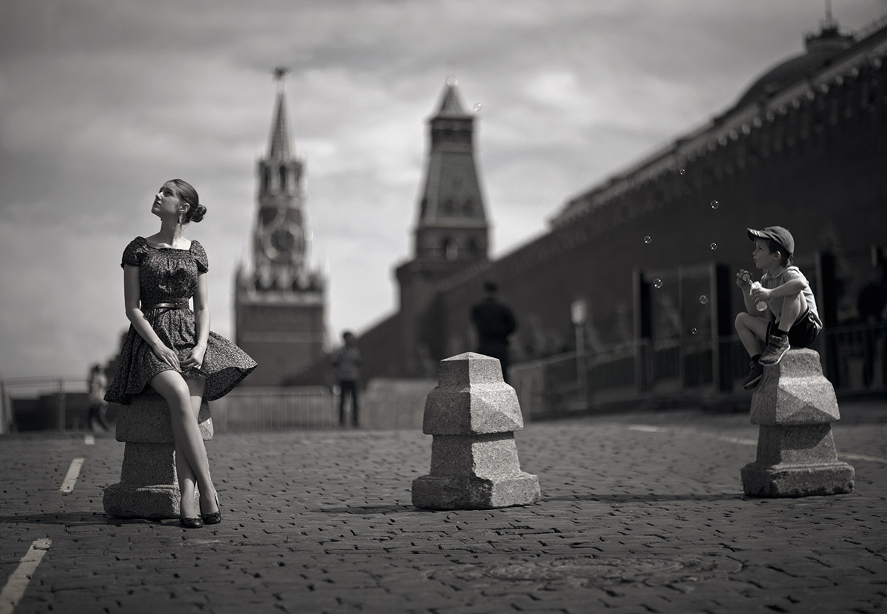 Canon EOS 5D + Canon EF 85mm F1.2L II USM sample photo. Red square photography