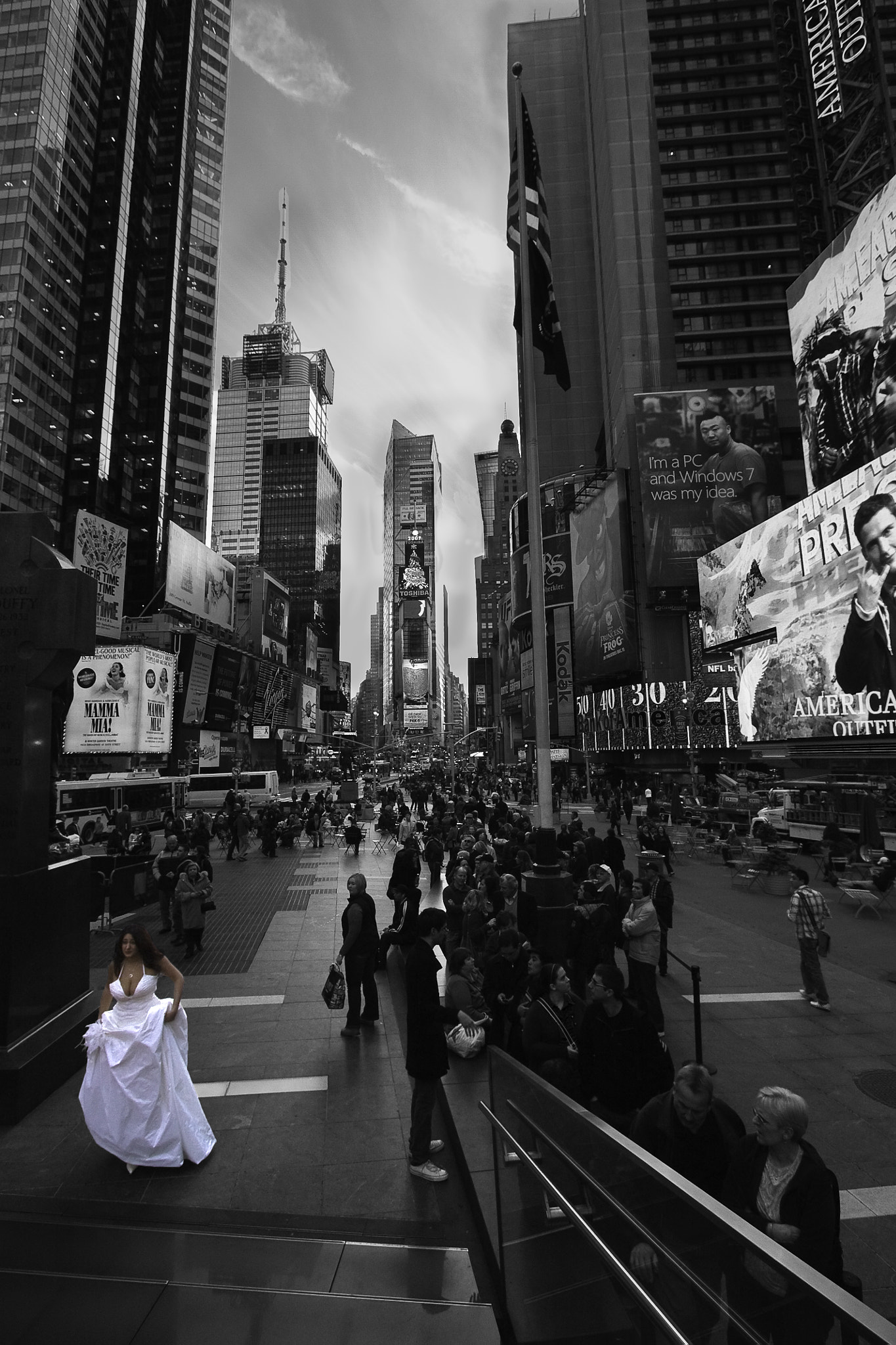 Canon EOS 450D (EOS Rebel XSi / EOS Kiss X2) sample photo. Times square bride photography