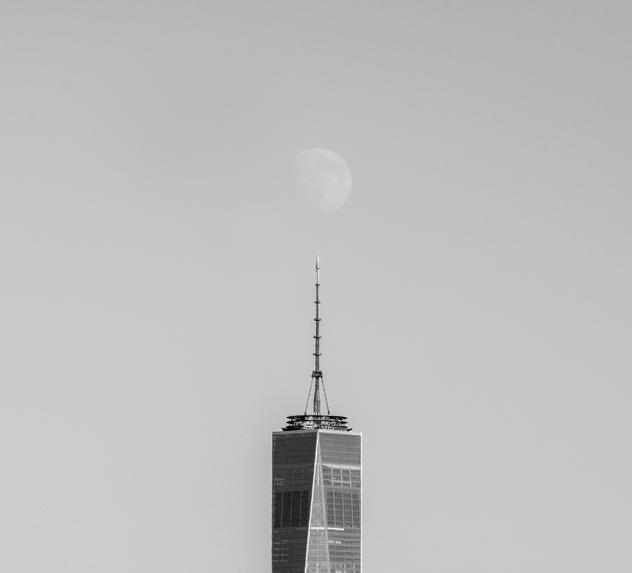 Nikon D5500 + Nikon AF-S Nikkor 70-200mm F2.8G ED VR II sample photo. The one world trade center in new york city and the moon photography
