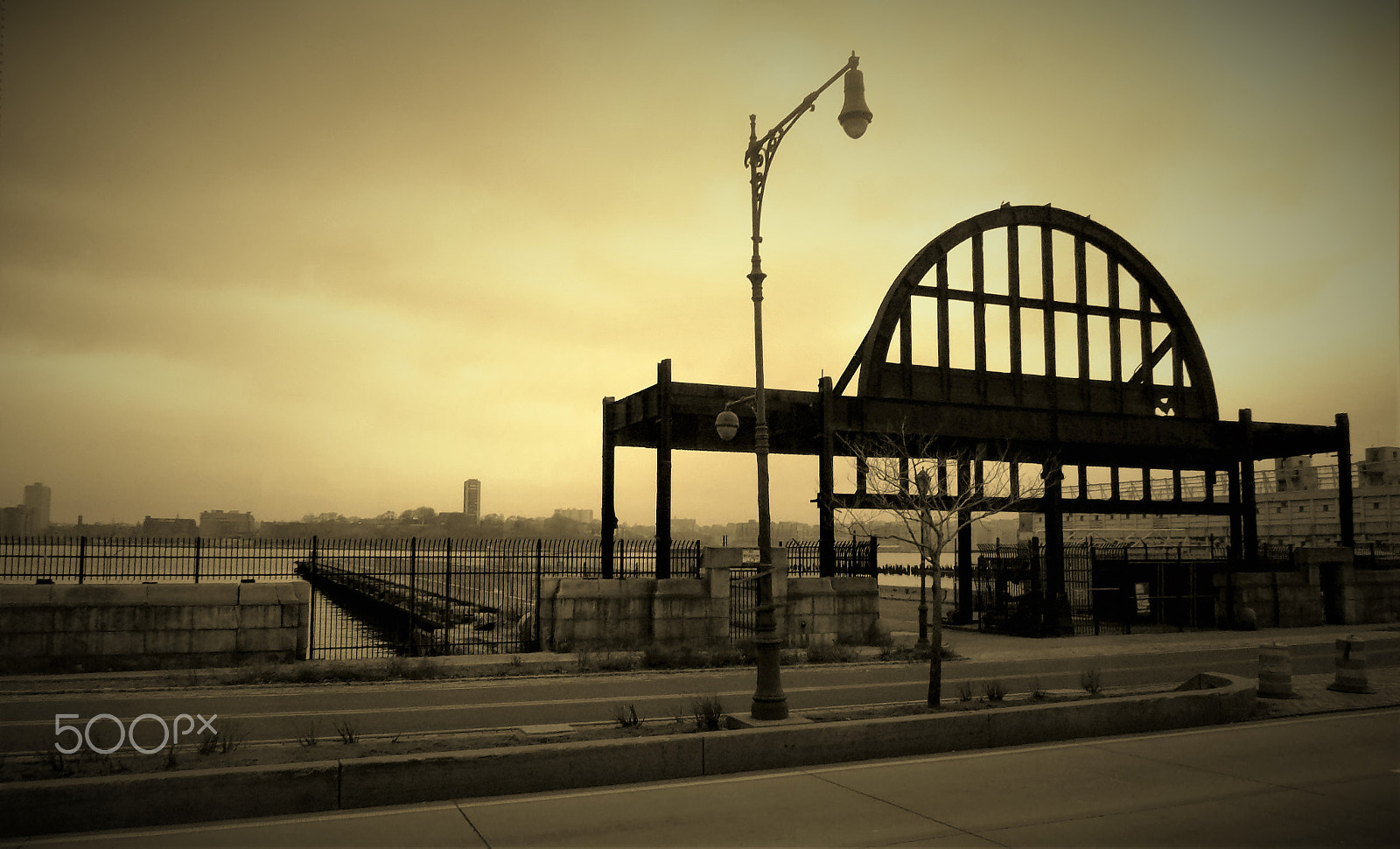 Fujifilm FinePix T550 sample photo. Awaiting the titanic photography