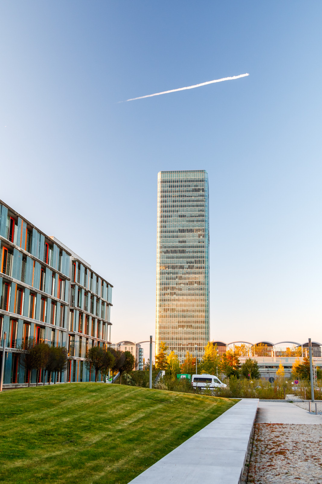 Canon EOS 760D (EOS Rebel T6s / EOS 8000D) + Canon EF 24-105mm F4L IS USM sample photo. O² tower munich photography