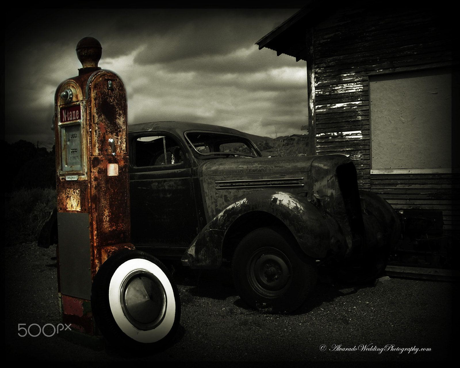 Pentax OPTIO S40 sample photo. T or c pump and car photography