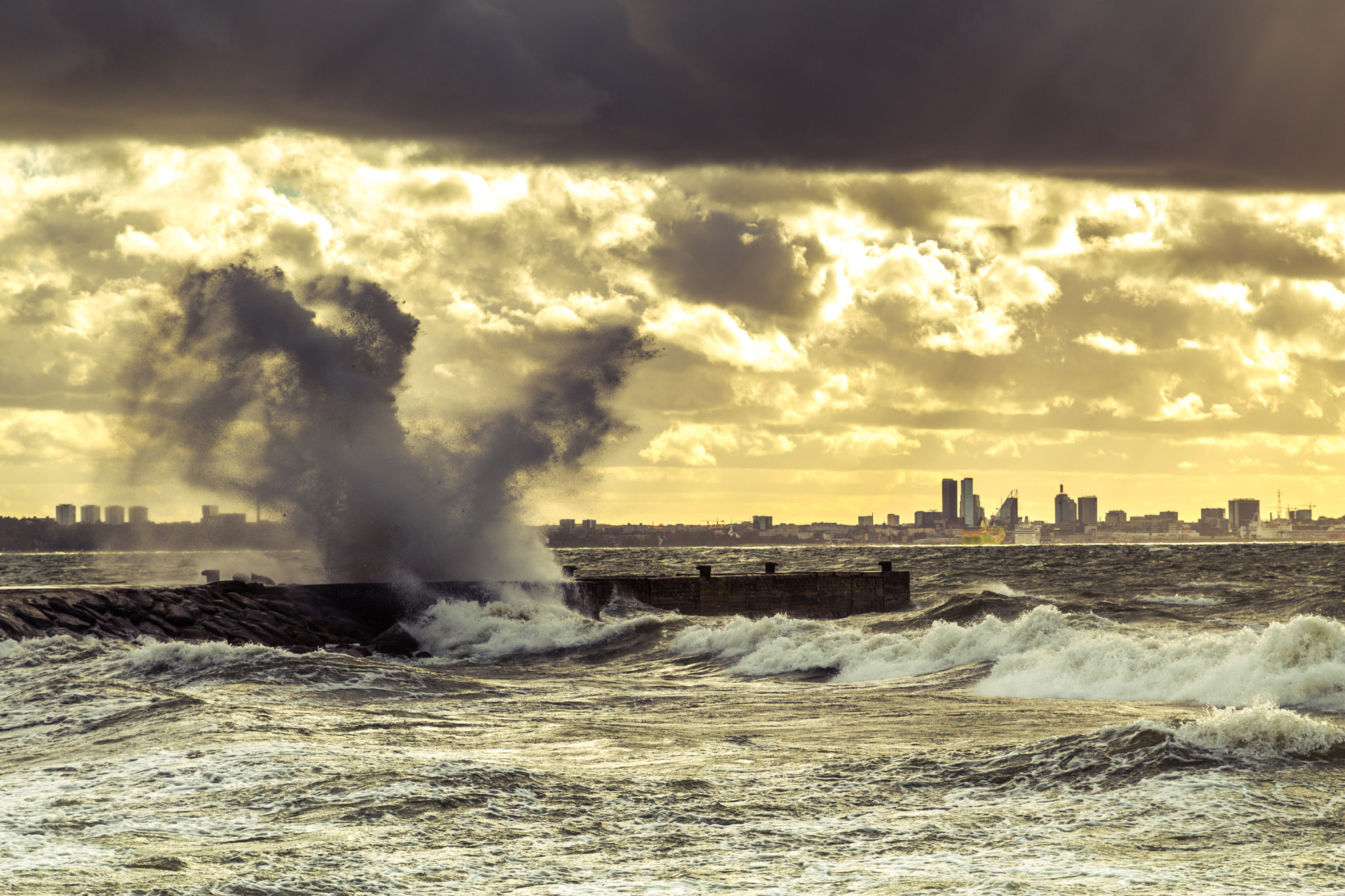 Canon EOS 80D + Sigma 24-70mm F2.8 EX DG Macro sample photo. Wave hiting the pier photography