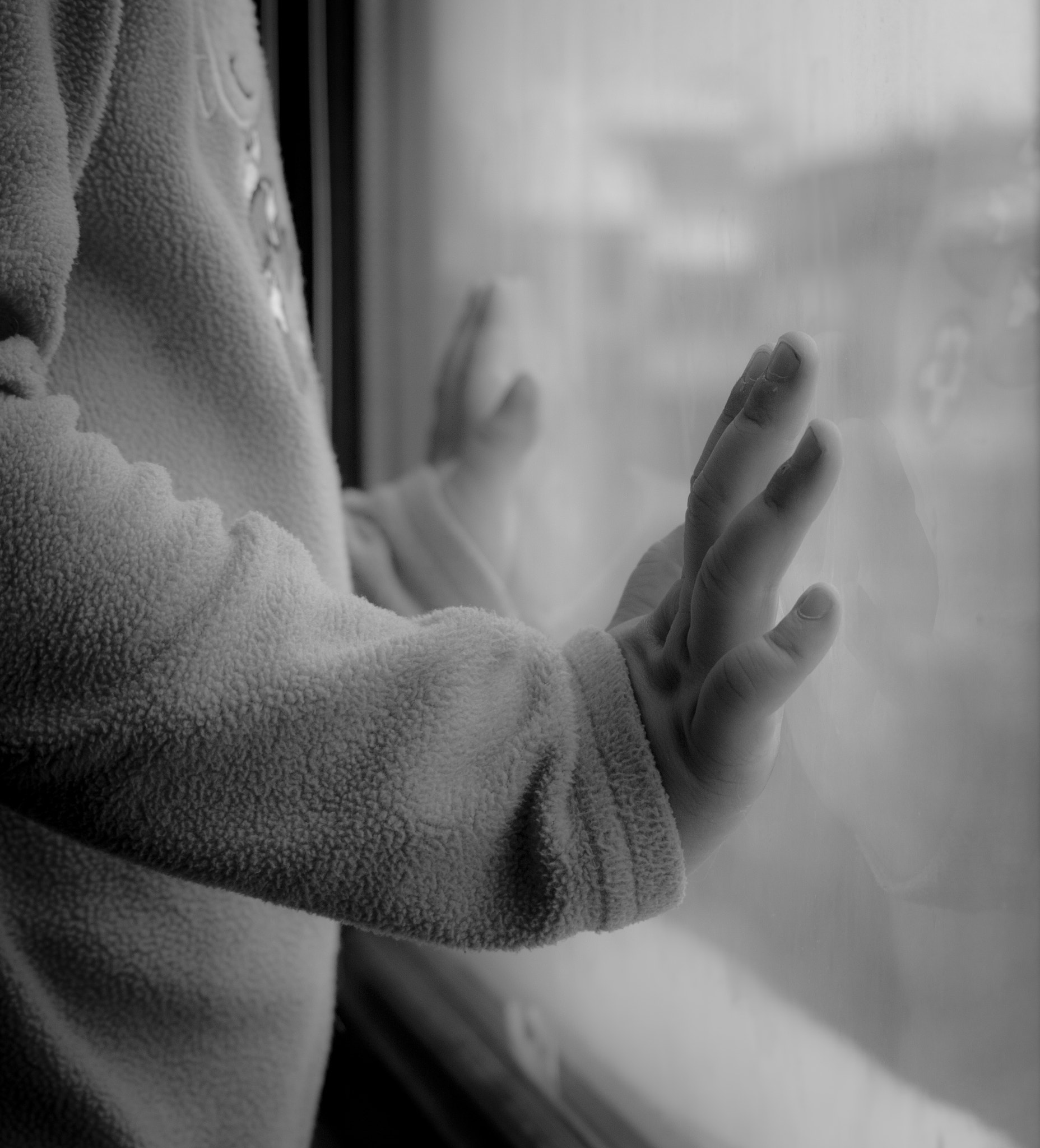 Olympus Zuiko Digital ED 40-150mm F4.0-5.6 sample photo. Child looking through the window with hands laid on the glass photography