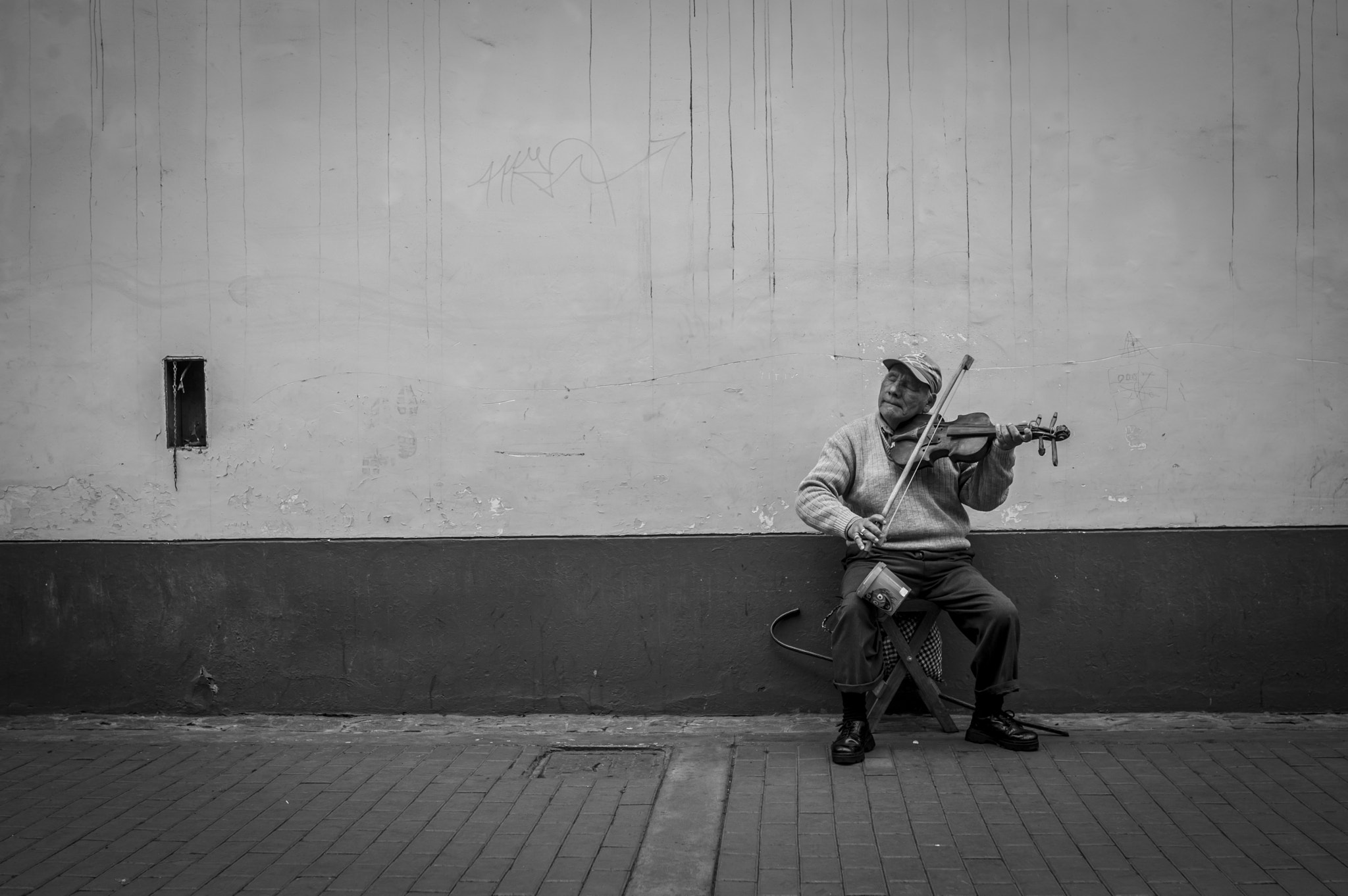 Nikon D3200 + Nikon AF-S Nikkor 24mm F1.8G ED sample photo. El violinista de camaná photography