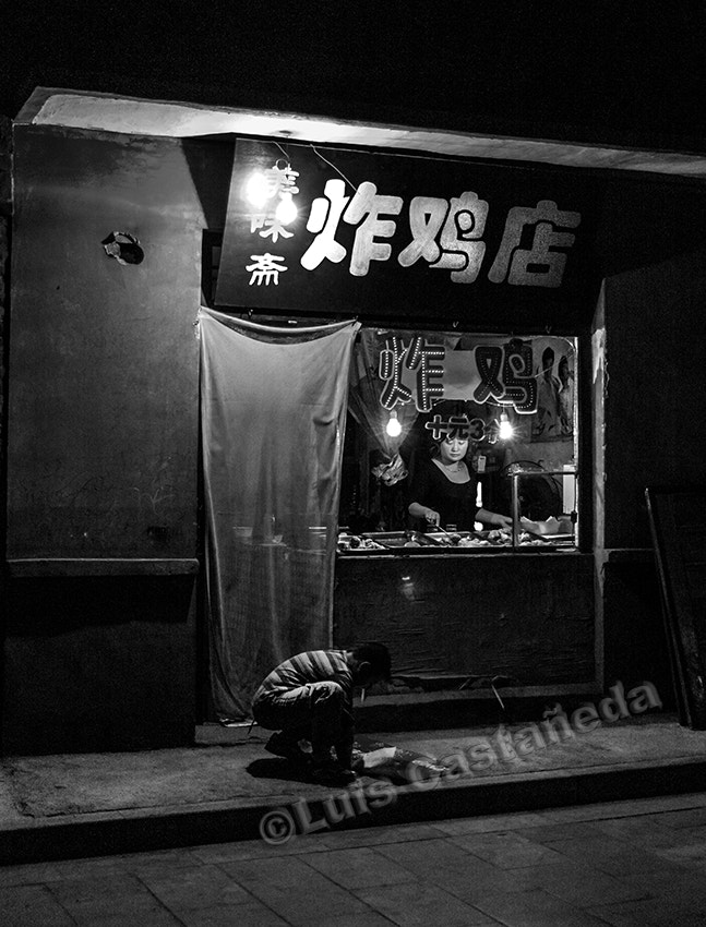 Pentax K-7 + Pentax smc DA* 16-50mm F2.8 ED AL (IF) SDM sample photo. Fried chicken shop. pinyao. china photography