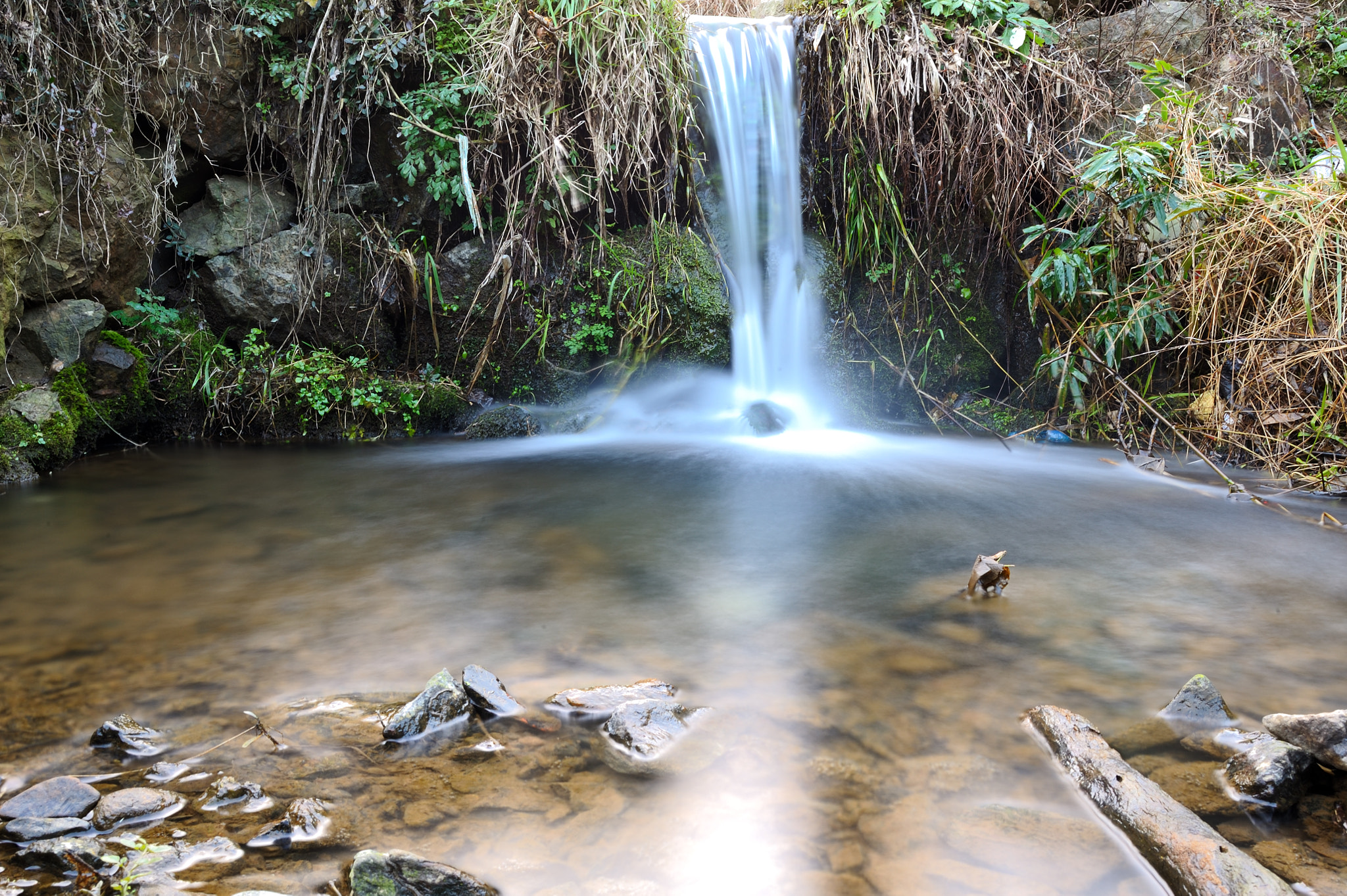 Nikon D700 + AF Zoom-Nikkor 28-80mm f/3.3-5.6G sample photo. Micro waterfall photography