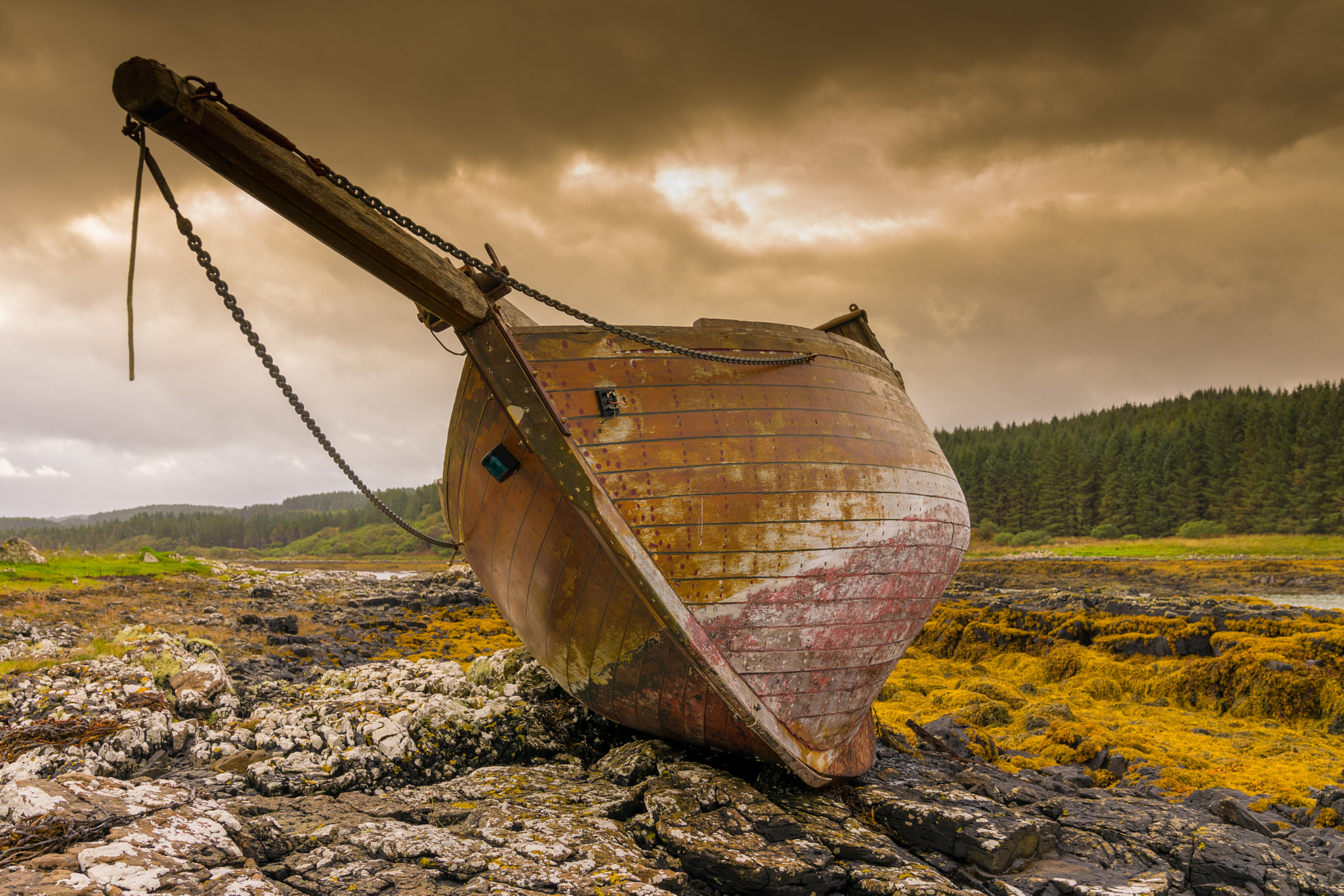 Sony a7 + Sony FE 24-70mm F2.8 GM sample photo. Stranded boat photography