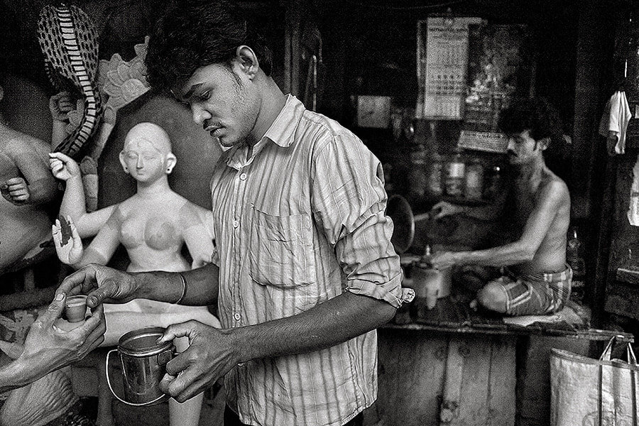 Canon EOS 5D + Canon EF 24mm F2.8 sample photo. Tea time | kolkata photography