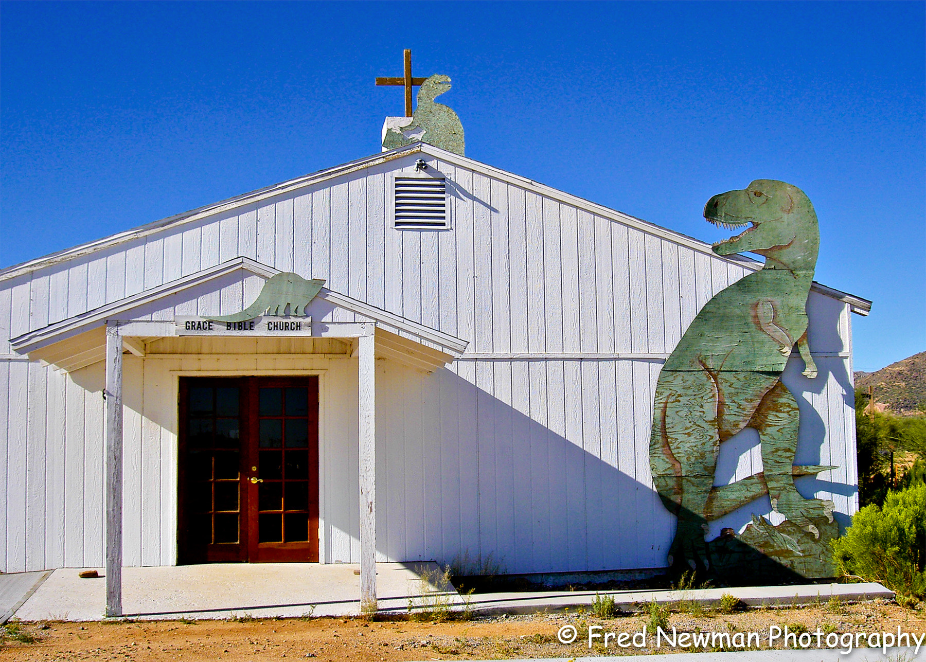 KONICA MINOLTA DiMAGE G500 sample photo. Church with dinosaurs photography