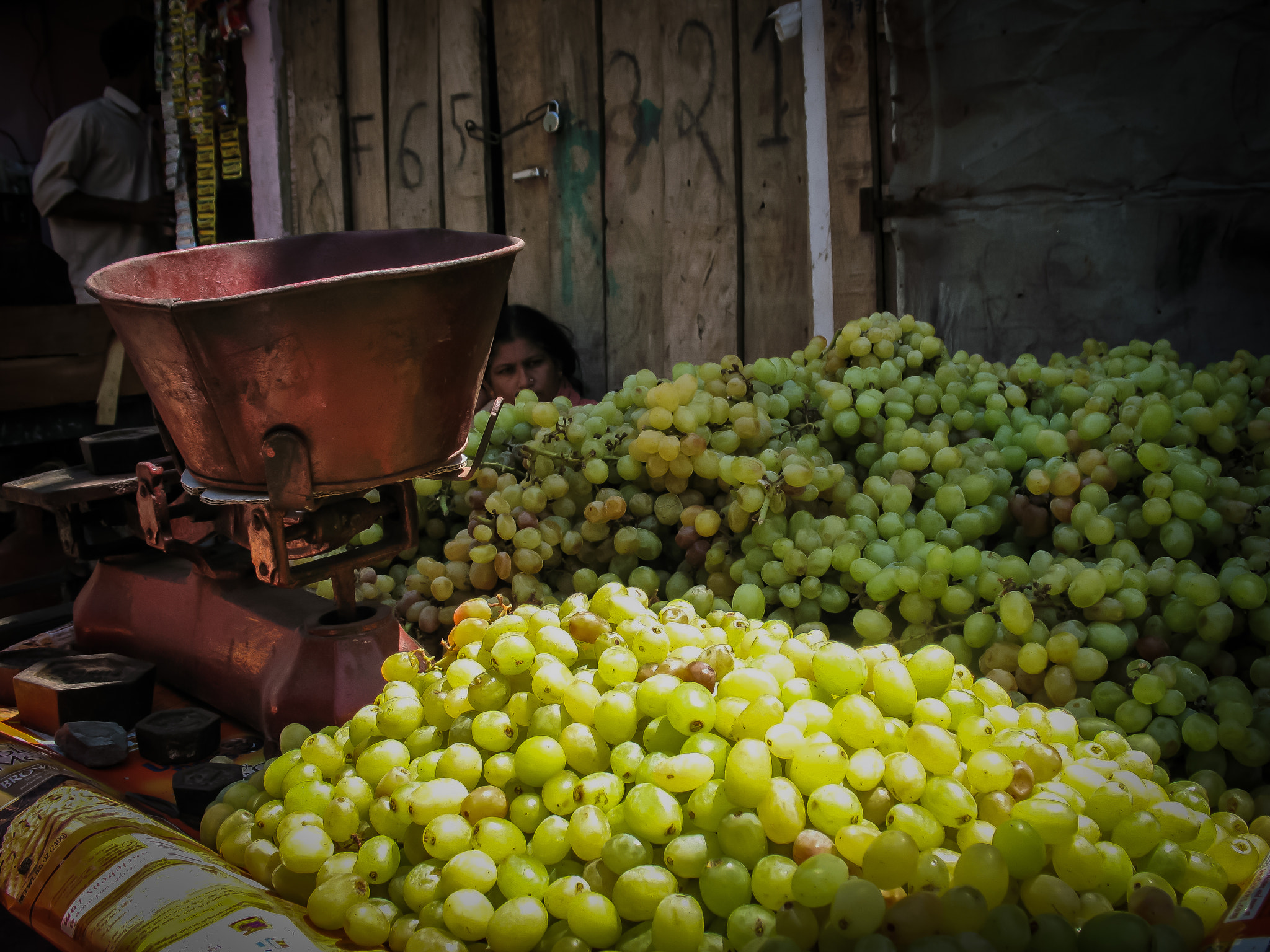 Canon POWERSHOT A640 sample photo. Grape dealer photography