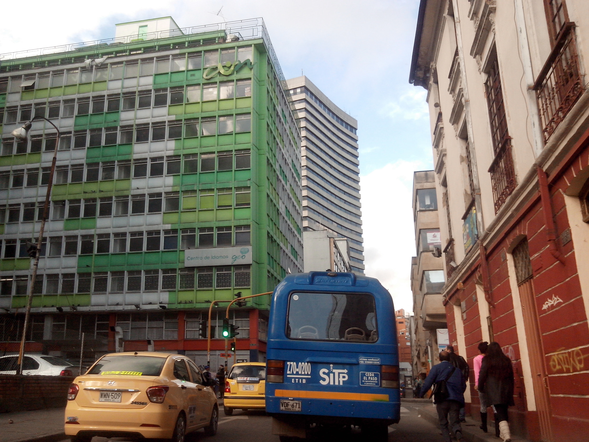 Motorola RAZR D3 sample photo. Una calle colorida en el centro photography