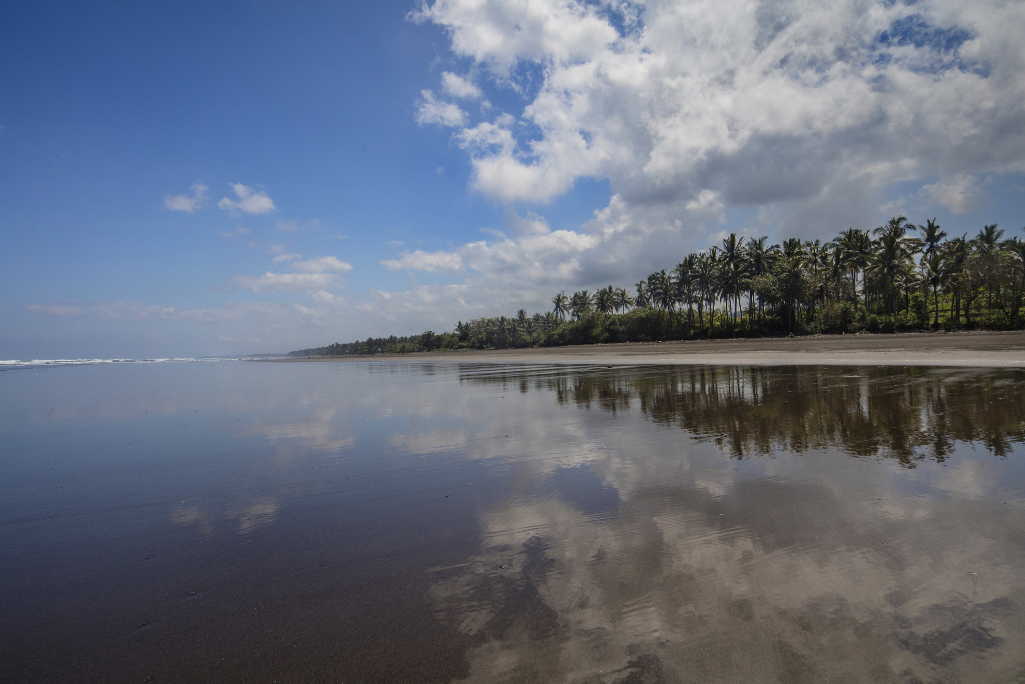 Canon EOS 5DS R sample photo. Beach reflection under hot sun photography