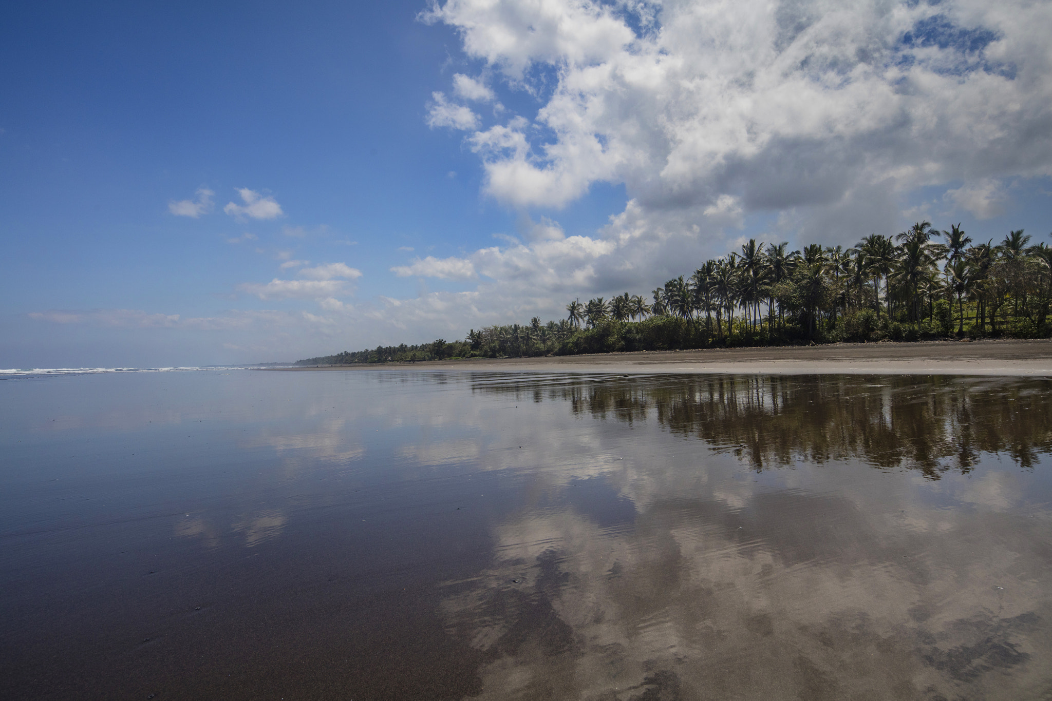 Canon EOS 5DS R + Canon TS-E 17mm F4L Tilt-Shift sample photo. Beach reflection under hot sun photography