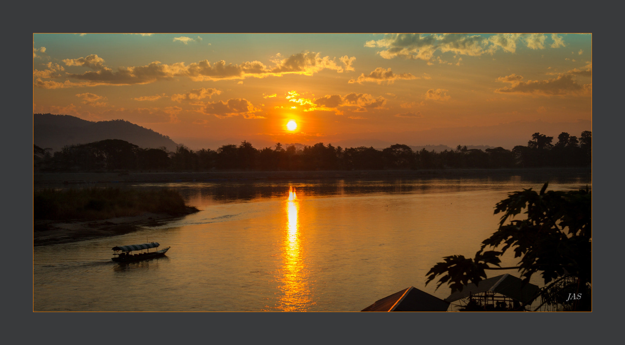 Canon EOS 7D + Canon EF 16-35mm F2.8L USM sample photo. Sunrise at mekong river photography
