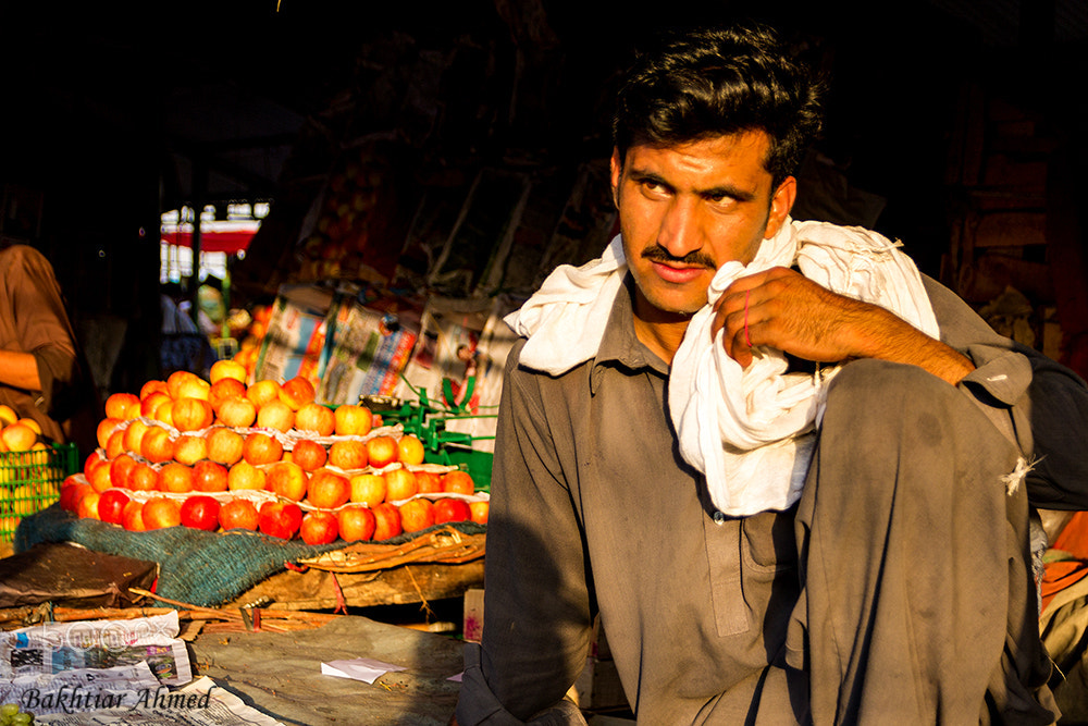 Canon EF-S 17-55mm F2.8 IS USM sample photo. Fruit seller photography