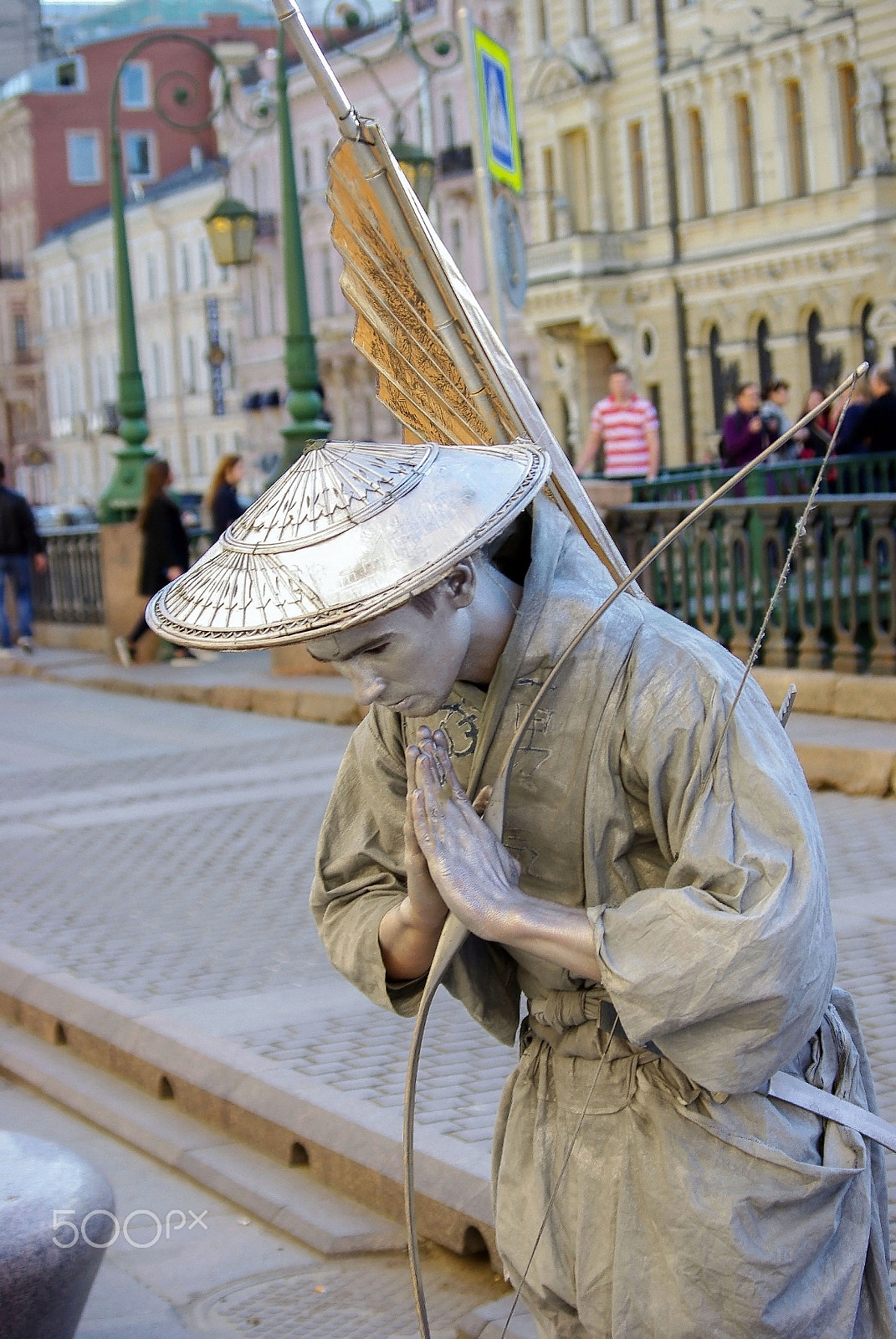 Pentax K-m (K2000) sample photo. Performer - silver painted artists on a city street, living stat photography