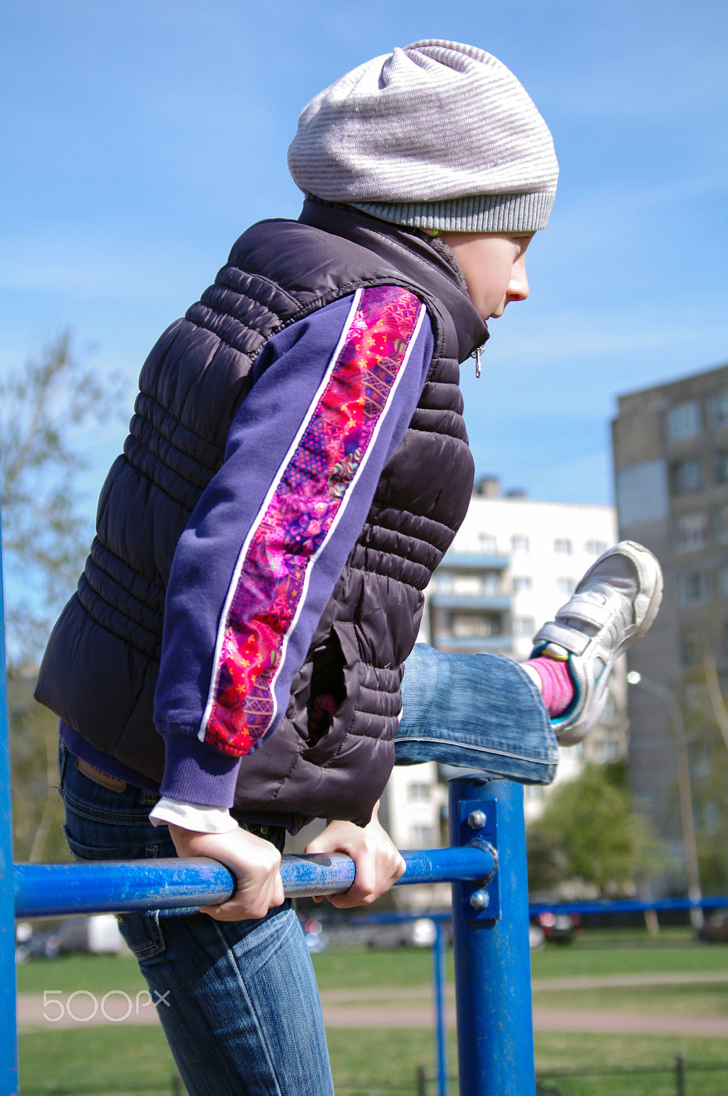 Pentax K-7 sample photo. Girl on the horizontal bar photography