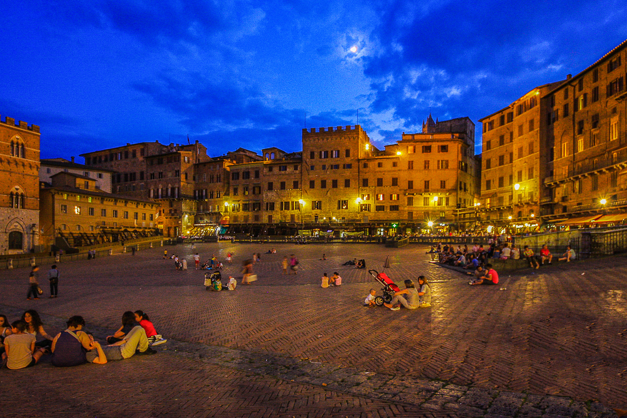 Canon EOS 40D + Sigma 8-16mm F4.5-5.6 DC HSM sample photo. Evening in siena italy photography