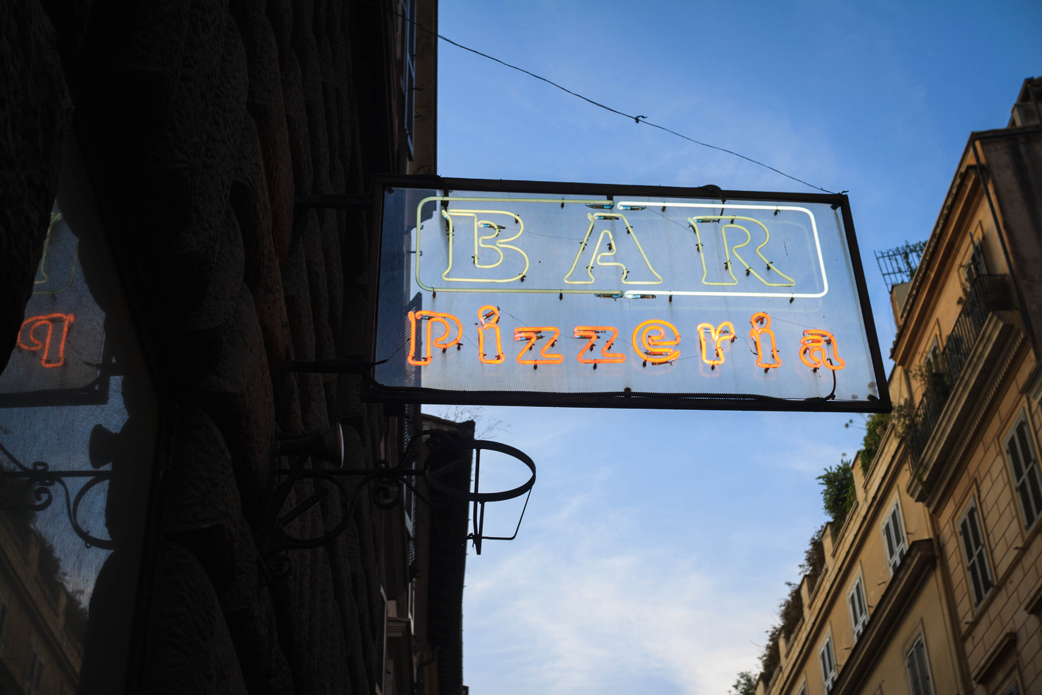 Canon EOS 50D + Sigma 30mm F1.4 EX DC HSM sample photo. Bar & pizzeria neon sign rome photography