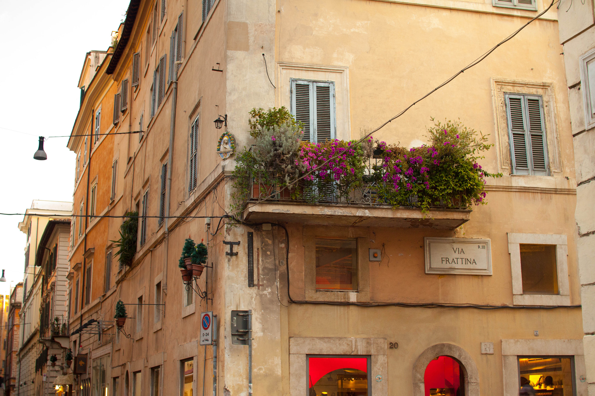 Canon EOS 50D + Sigma 30mm F1.4 EX DC HSM sample photo. Picturesque balcony on via frattina rome photography