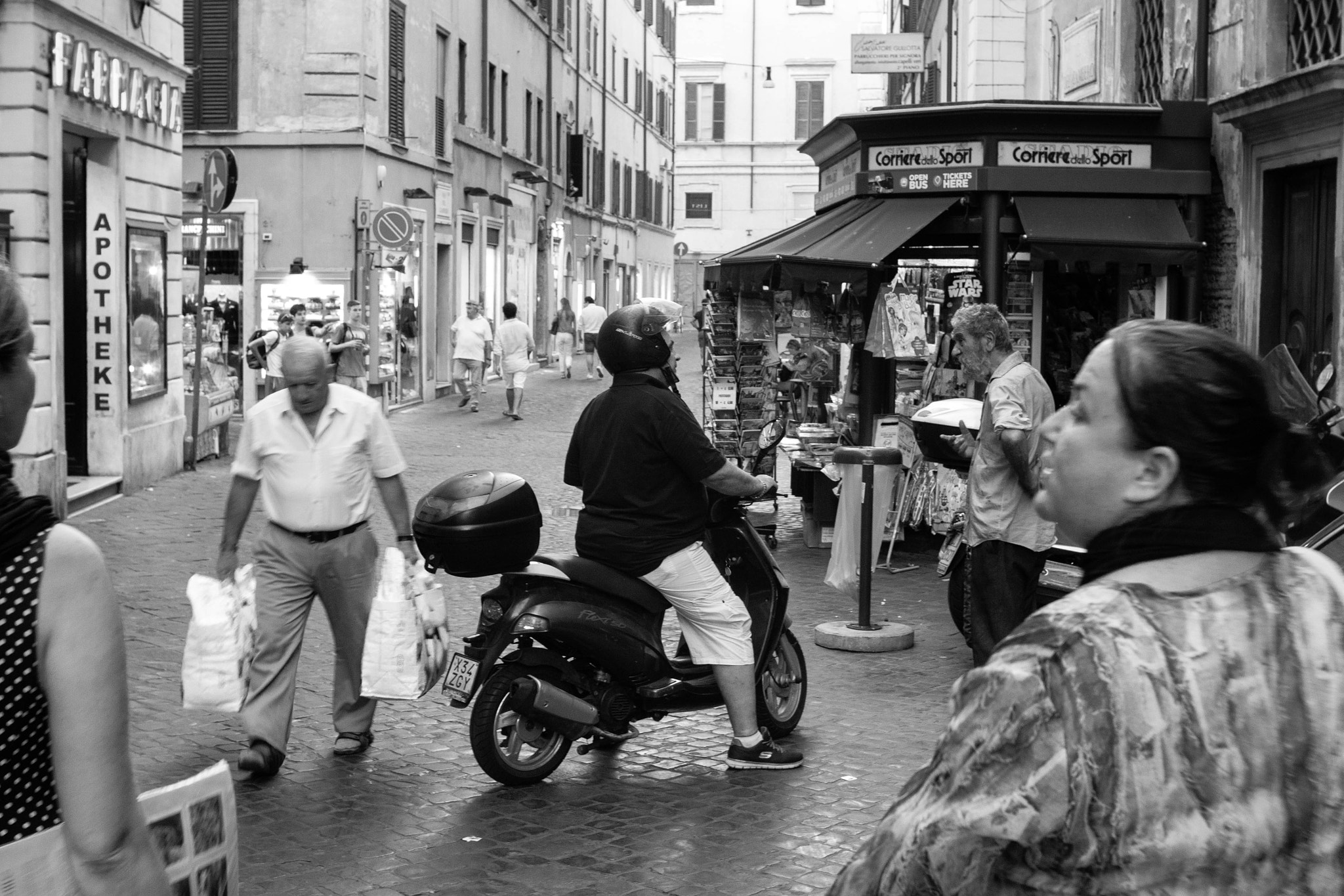 Canon EOS 50D + Sigma 30mm F1.4 EX DC HSM sample photo. Streetlife in rome photography