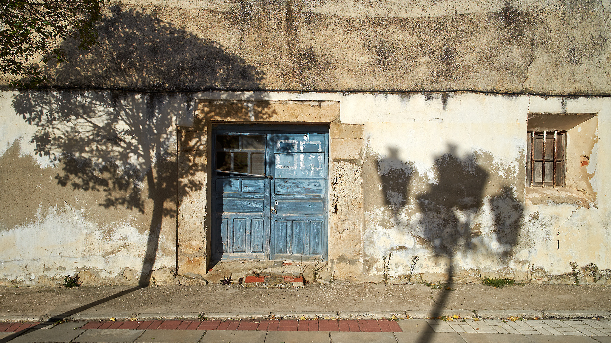 Fujifilm X-Pro1 + Fujifilm XF 14mm F2.8 R sample photo. Shadows on the wall photography