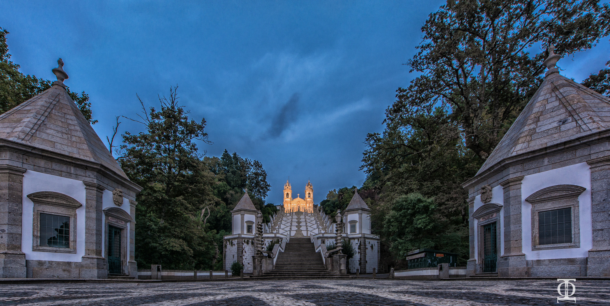 Sigma 8-16mm F4.5-5.6 DC HSM sample photo. Dark life photography