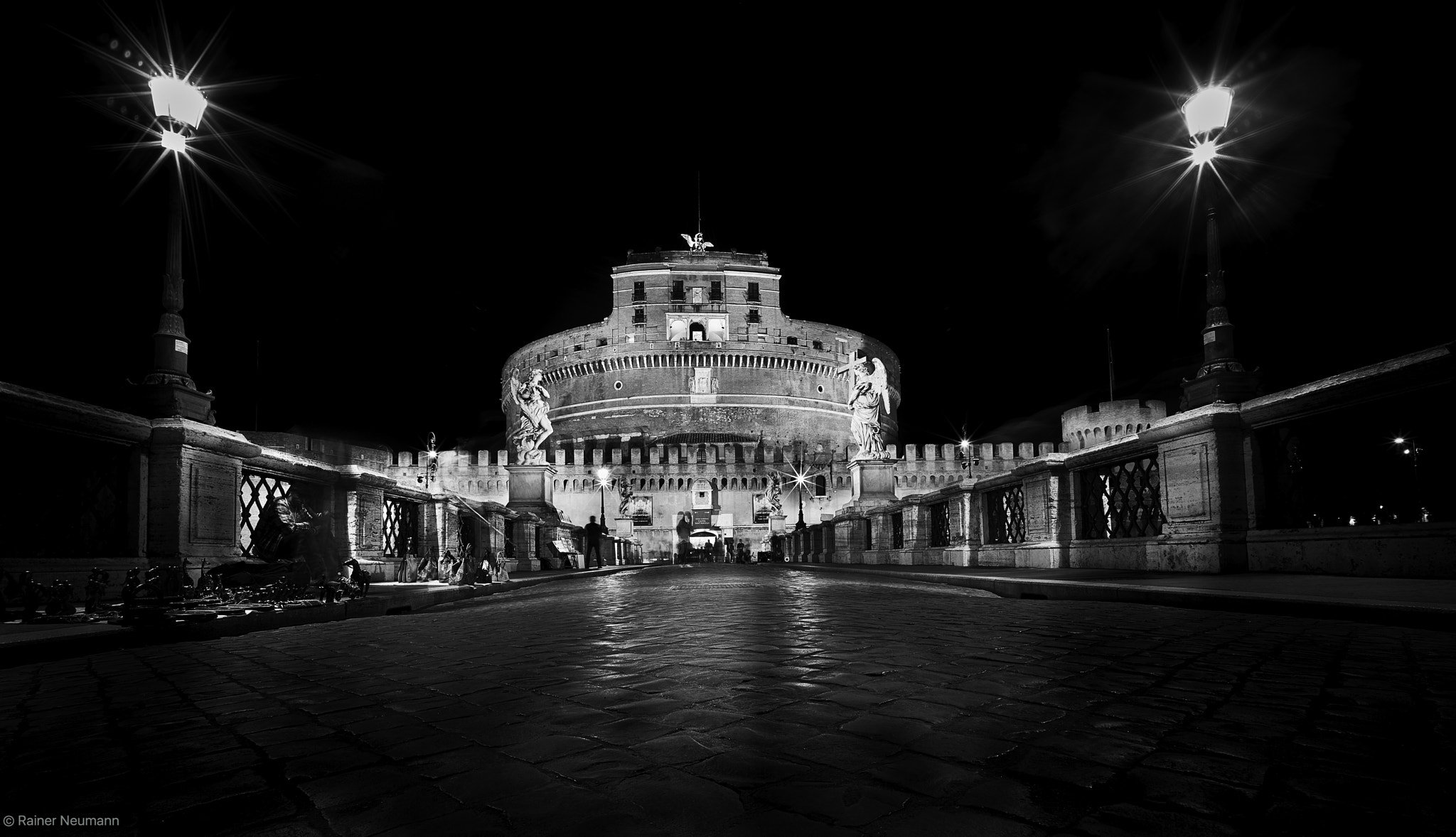 Sony a7R + Voigtlander SUPER WIDE-HELIAR 15mm F4.5 III sample photo. Rom engelsburg nacht b&w photography