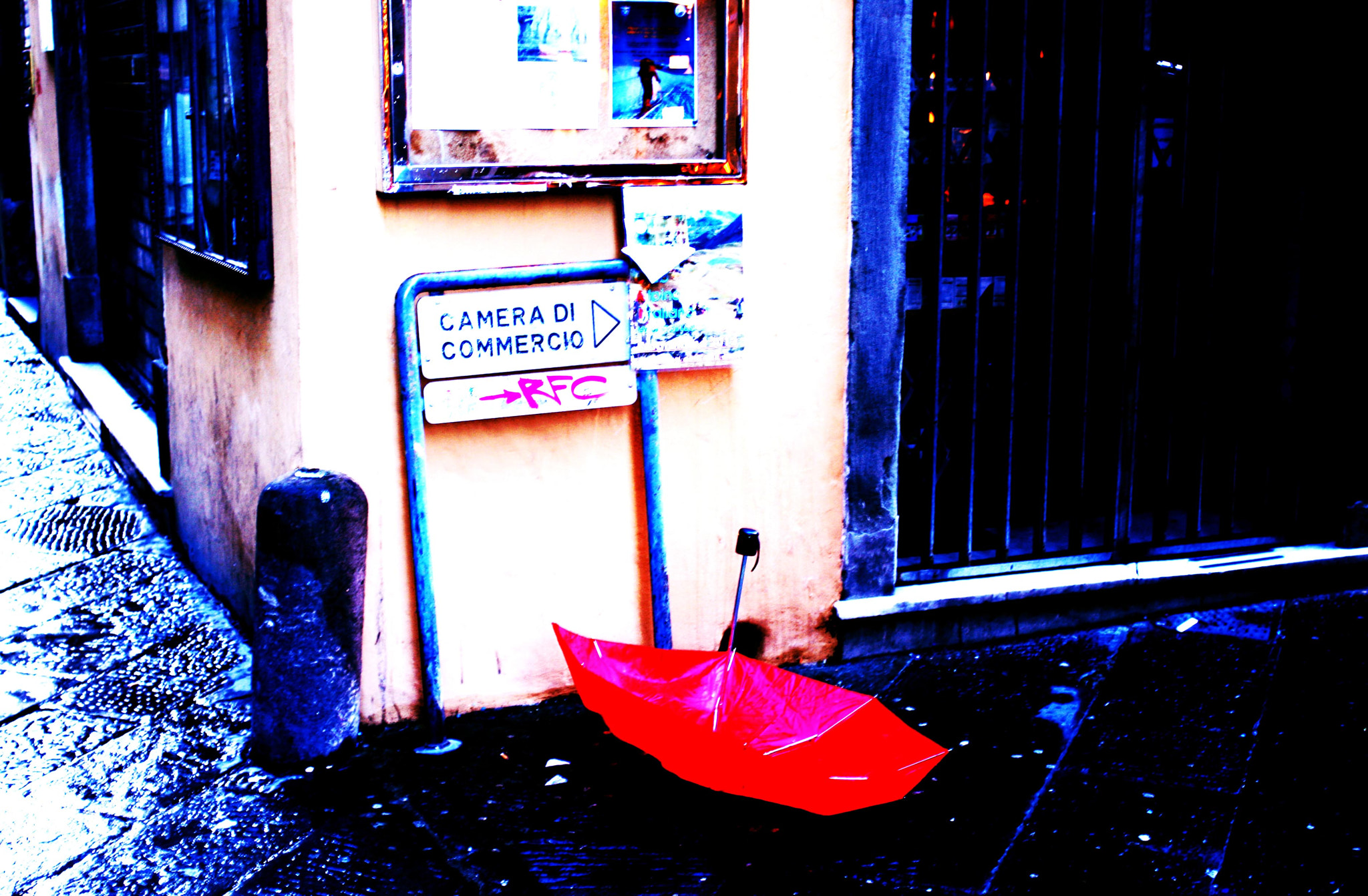 Canon EOS 400D (EOS Digital Rebel XTi / EOS Kiss Digital X) + Canon EF 28mm F2.8 sample photo. Red umbrella photography