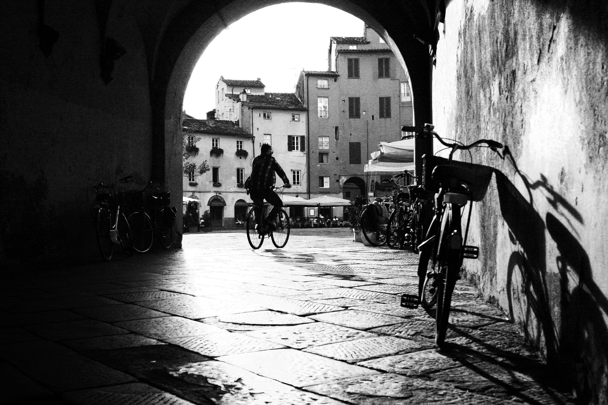Canon EOS 400D (EOS Digital Rebel XTi / EOS Kiss Digital X) + Canon EF 28mm F2.8 sample photo. Lucca, amphitheater square photography