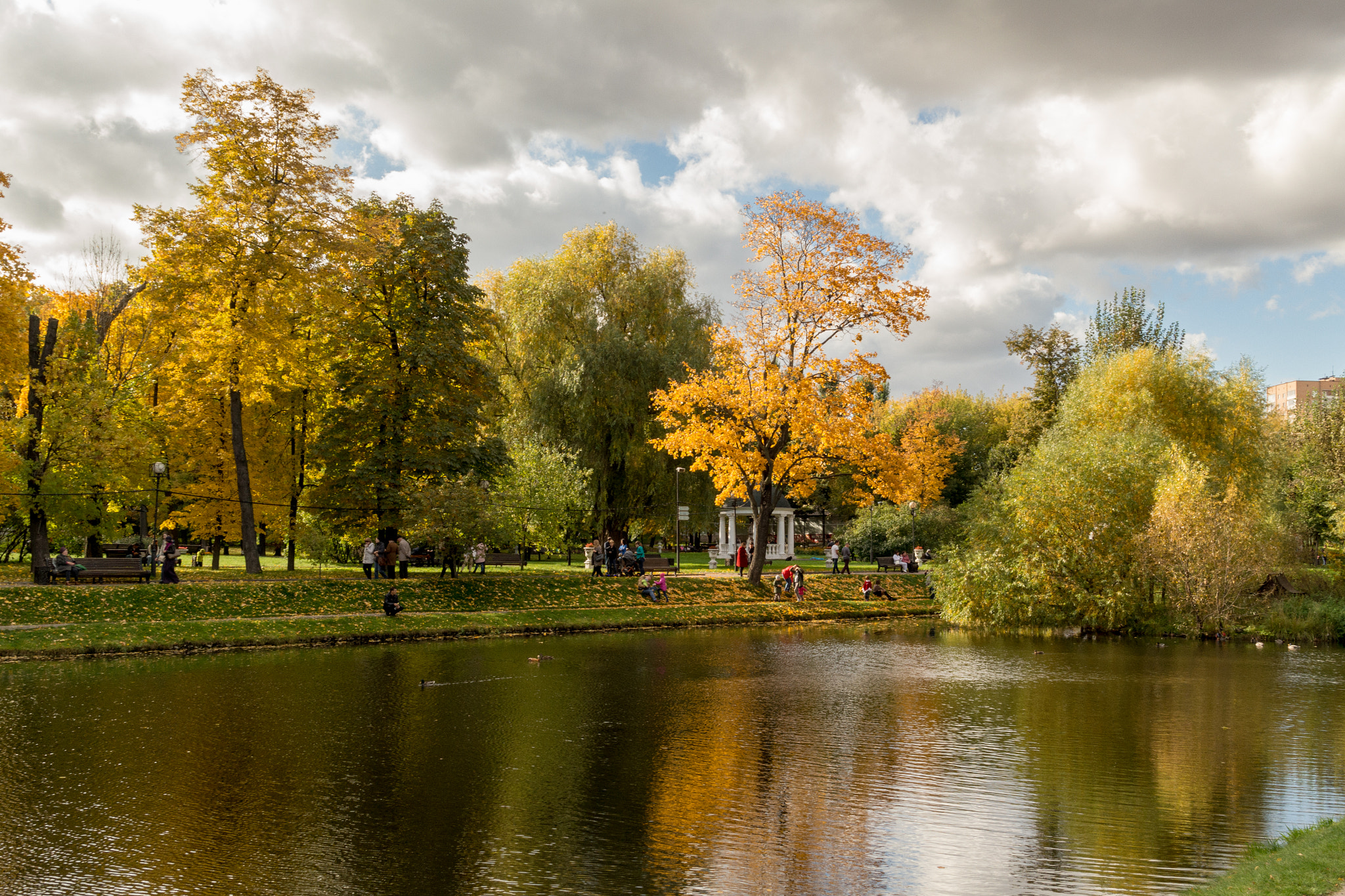 Samsung NX1000 + Samsung NX 20-50mm F3.5-5.6 ED sample photo. Autumn in ekaterininsky park photography
