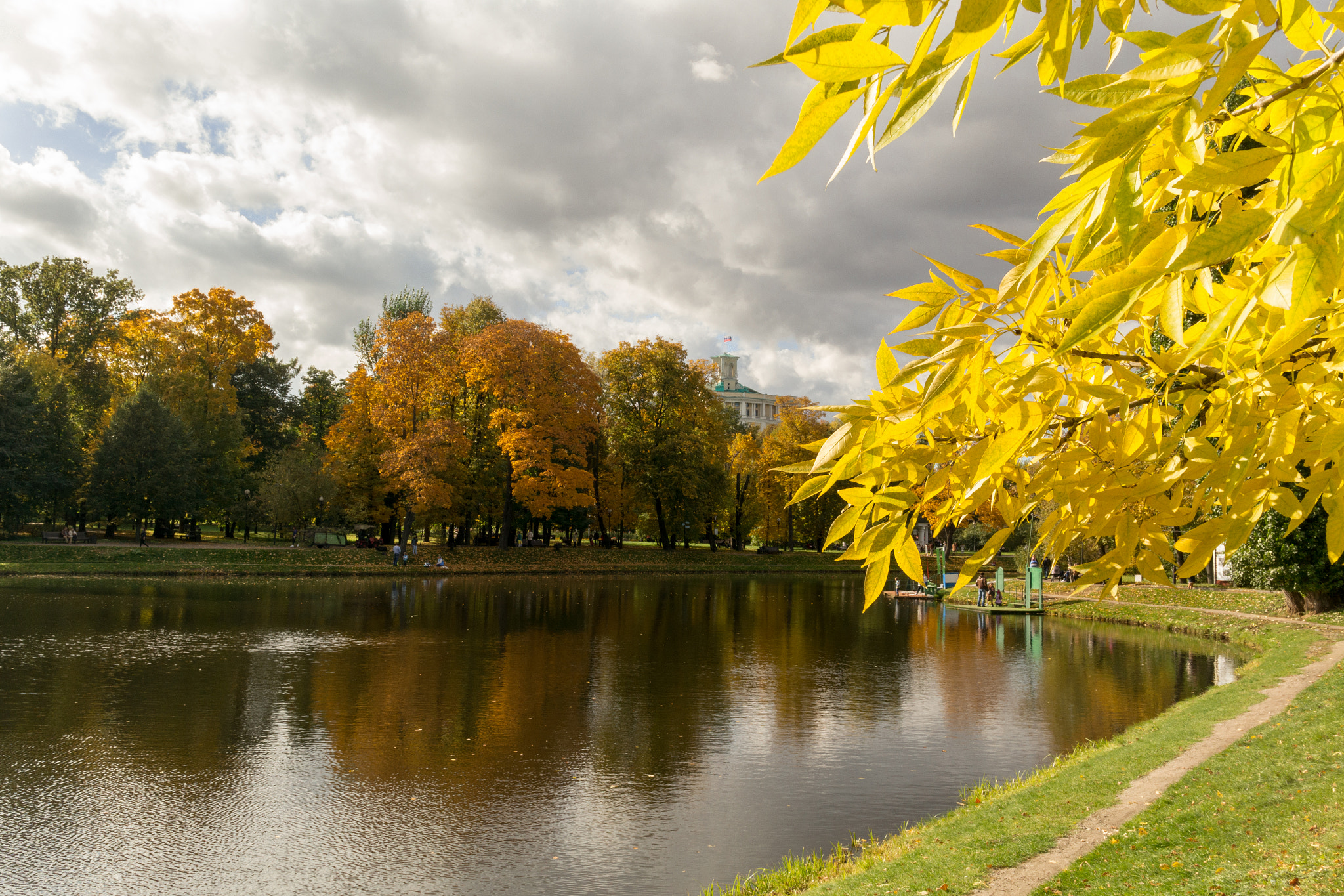 Samsung NX1000 + Samsung NX 20-50mm F3.5-5.6 ED sample photo. Autumn clouds in ekaterininsky park photography