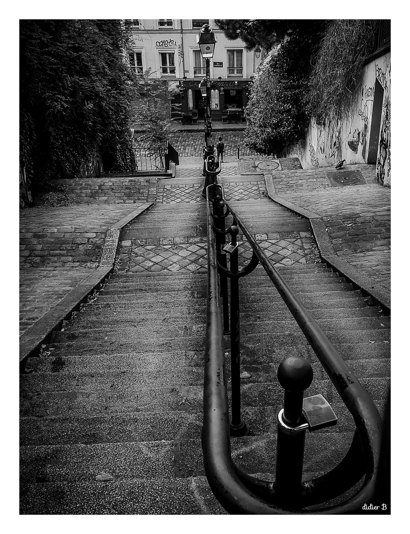 Olympus OM-D E-M10 II sample photo. Promenade a montmartre photography