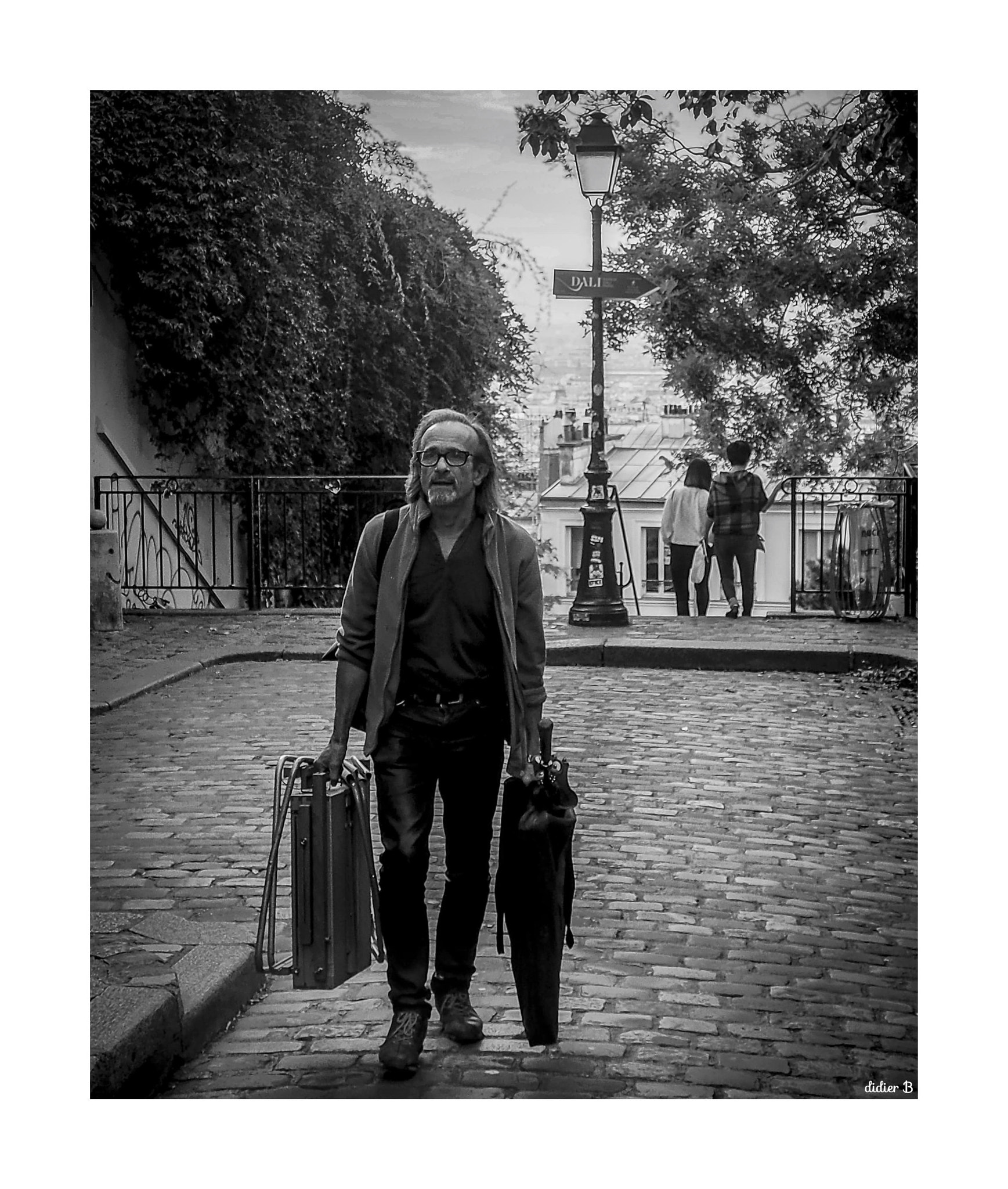 Olympus OM-D E-M10 II sample photo. Promenade a montmartre photography
