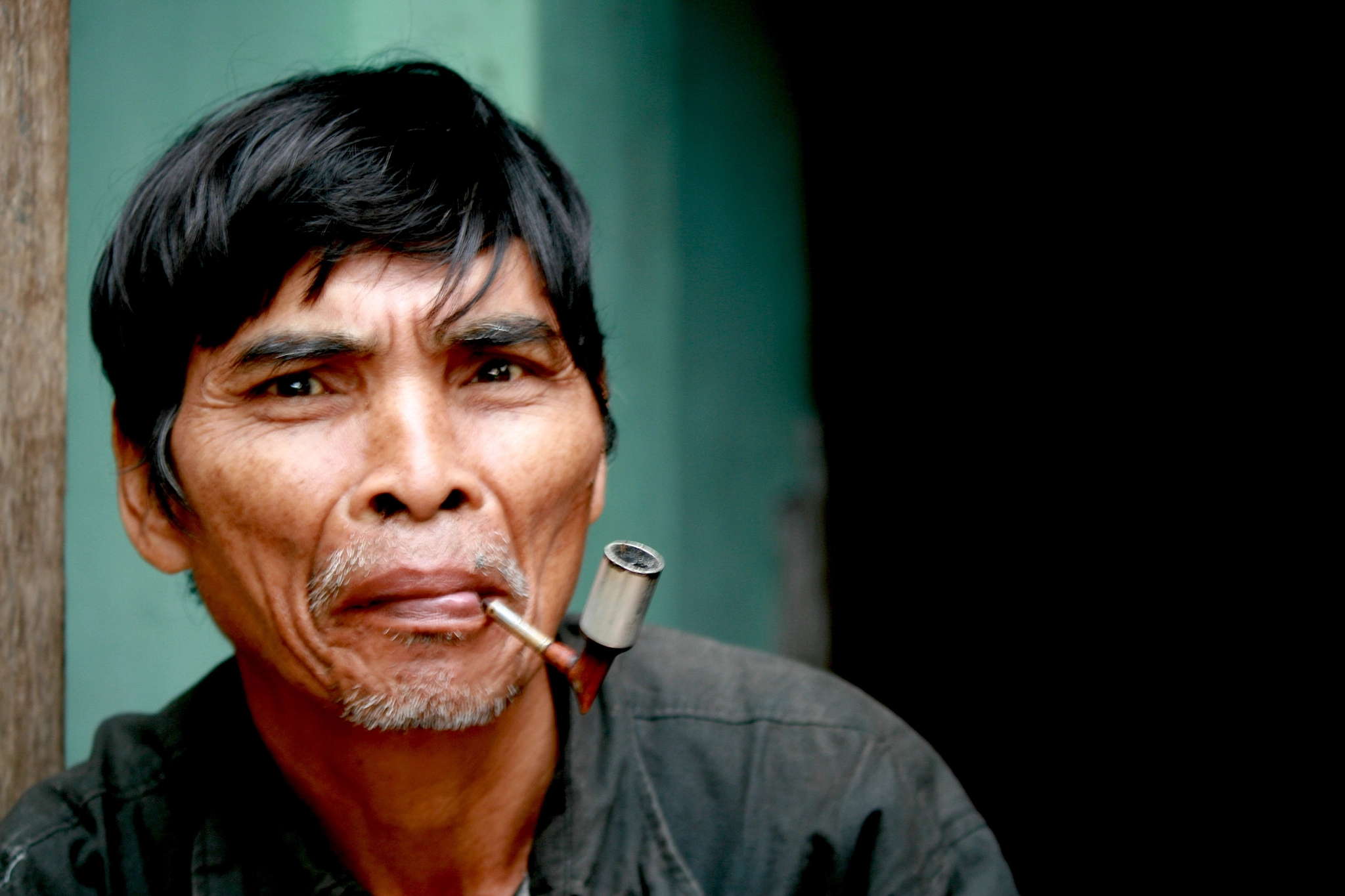 Canon EOS 400D (EOS Digital Rebel XTi / EOS Kiss Digital X) sample photo. Smoker photography
