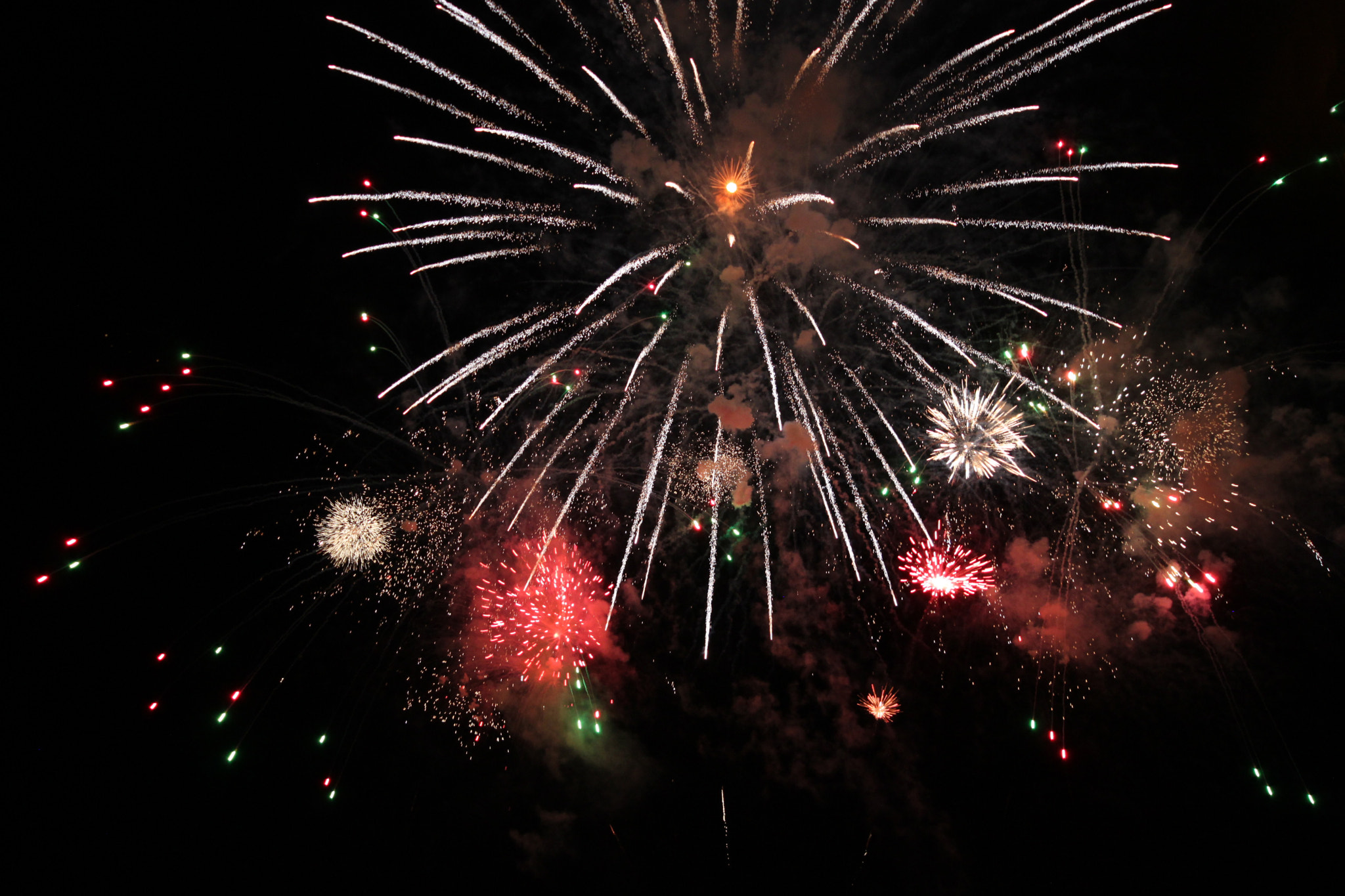Canon EOS 500D (EOS Rebel T1i / EOS Kiss X3) + Sigma 10-20mm F4-5.6 EX DC HSM sample photo. Fireworks photography