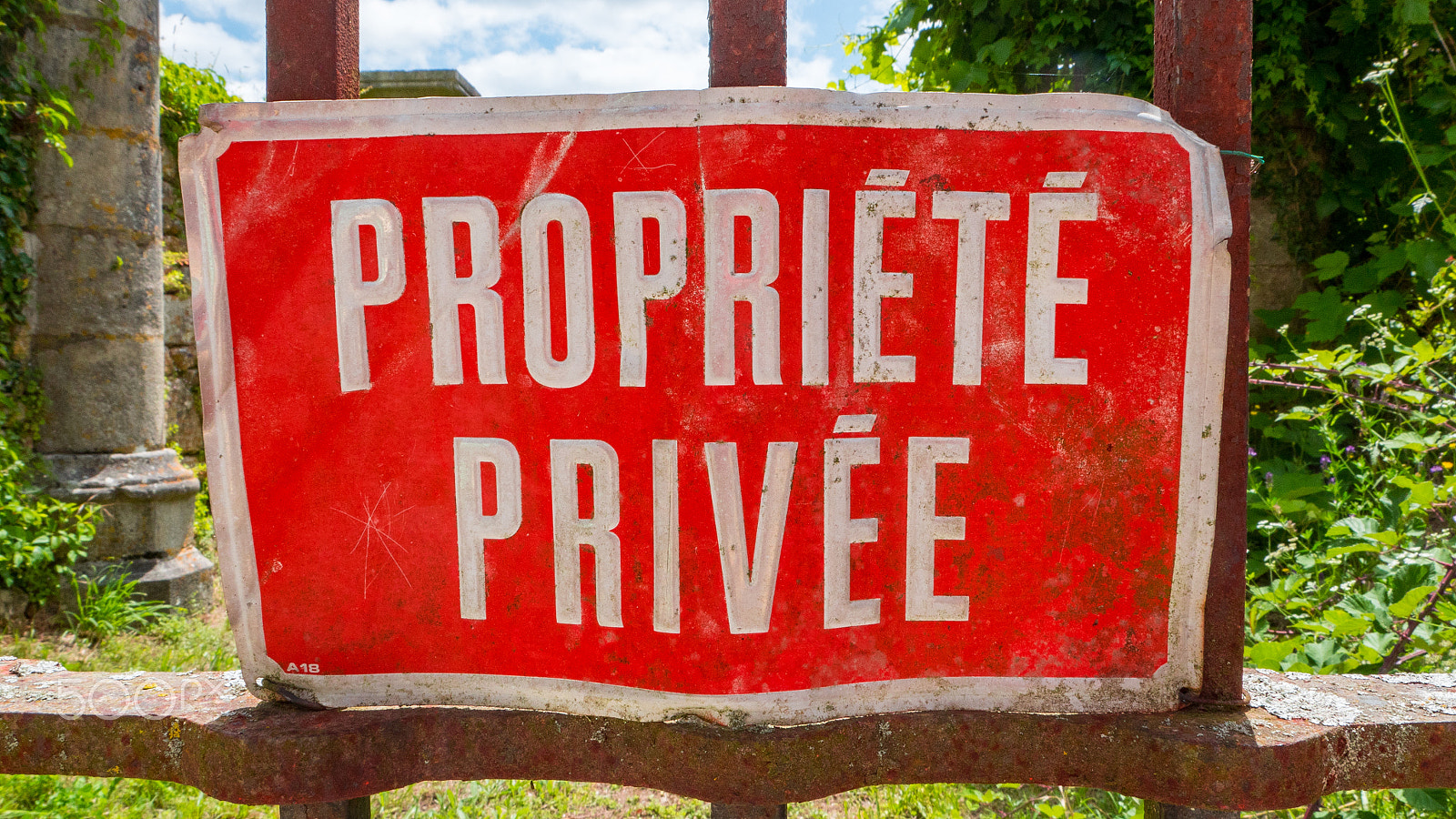 Panasonic Lumix DMC-GH4 sample photo. Red private property sign in france propriete privee photography