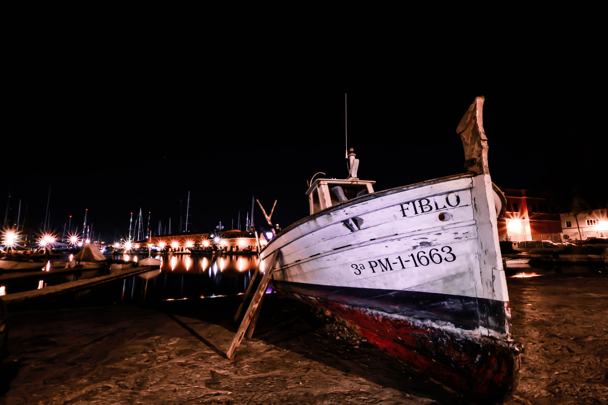 Sigma 8-16mm F4.5-5.6 DC HSM sample photo. Waiting... photography
