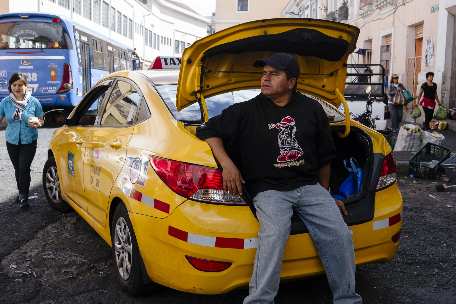 Fujifilm X-Pro1 + Fujifilm XF 27mm F2.8 sample photo. Quito, ecuador photography