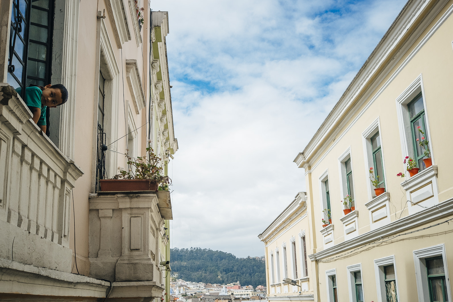 Fujifilm X-Pro1 + Fujifilm XF 27mm F2.8 sample photo. Quito, ecuador photography