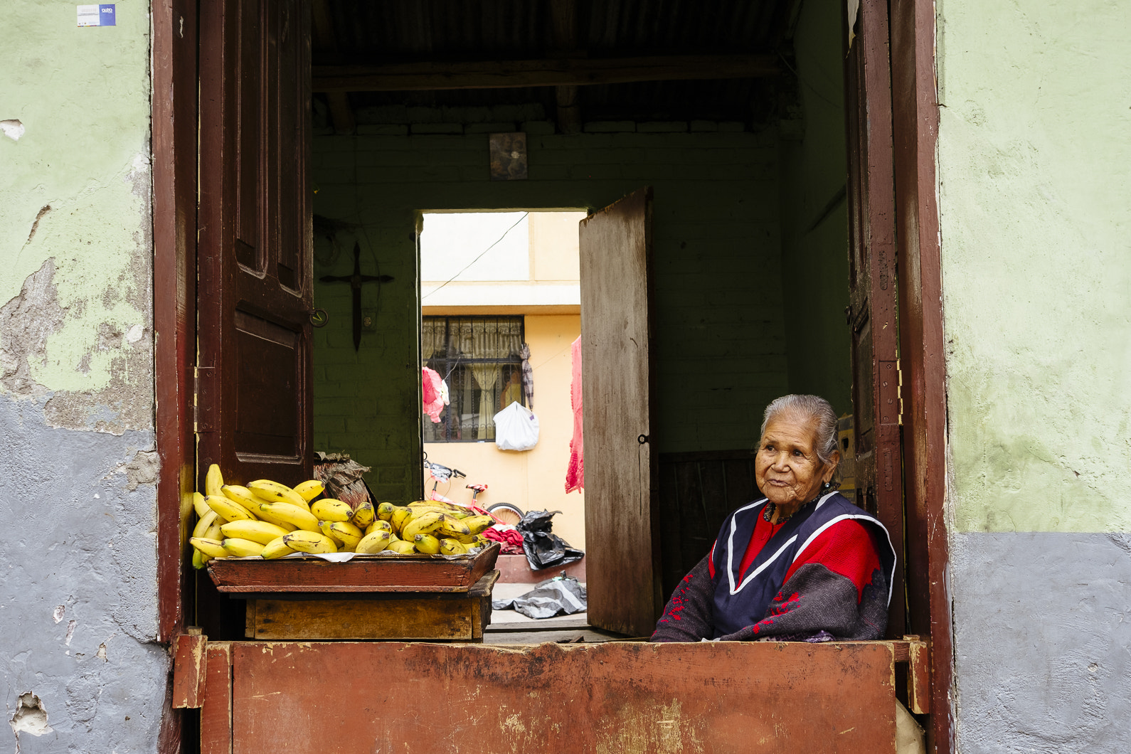 Fujifilm X-Pro1 + Fujifilm XF 27mm F2.8 sample photo. Quito, ecuador photography